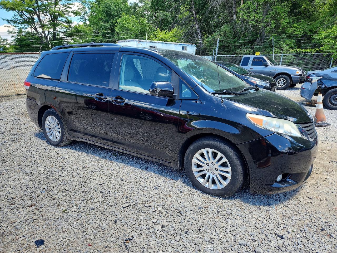 2011 Toyota Sienna Xle 8-passenger Black vin: 5TDYK3DC2BS134589