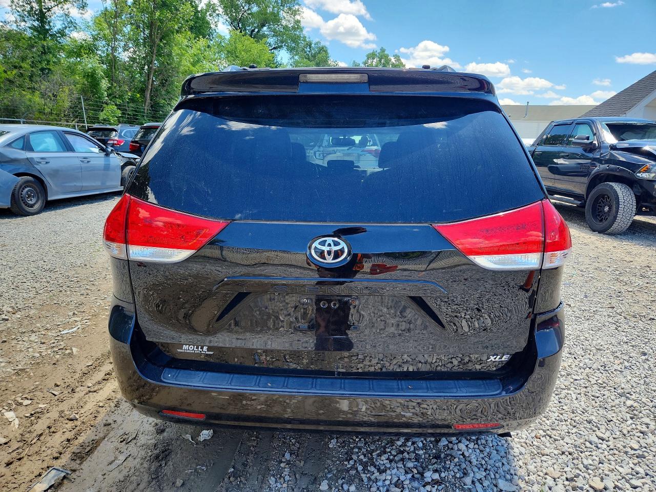 2011 Toyota Sienna Xle 8-passenger Black vin: 5TDYK3DC2BS134589