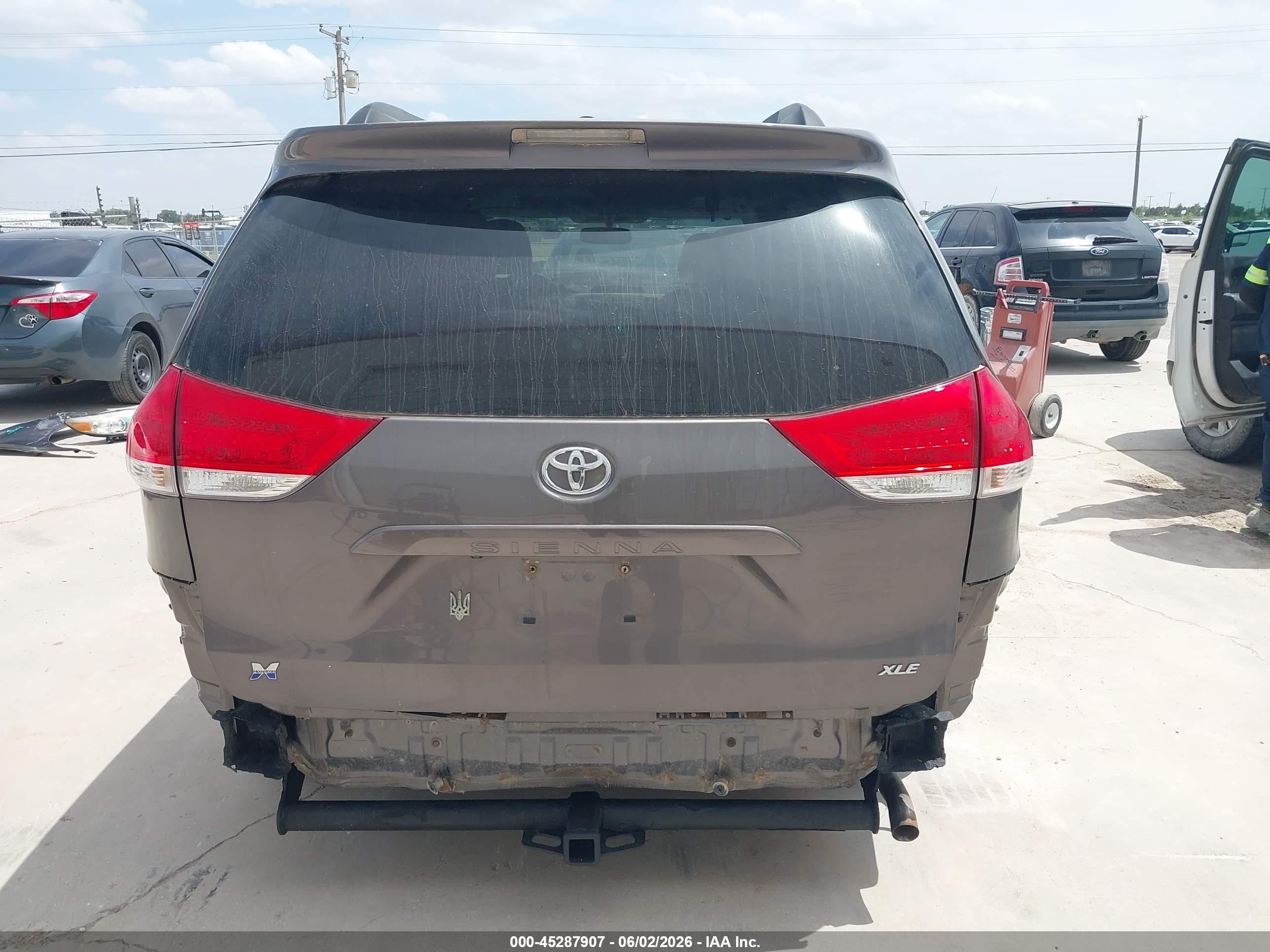 2011 Toyota Sienna Xle V6 Серый vin: 5TDYK3DC2BS151439