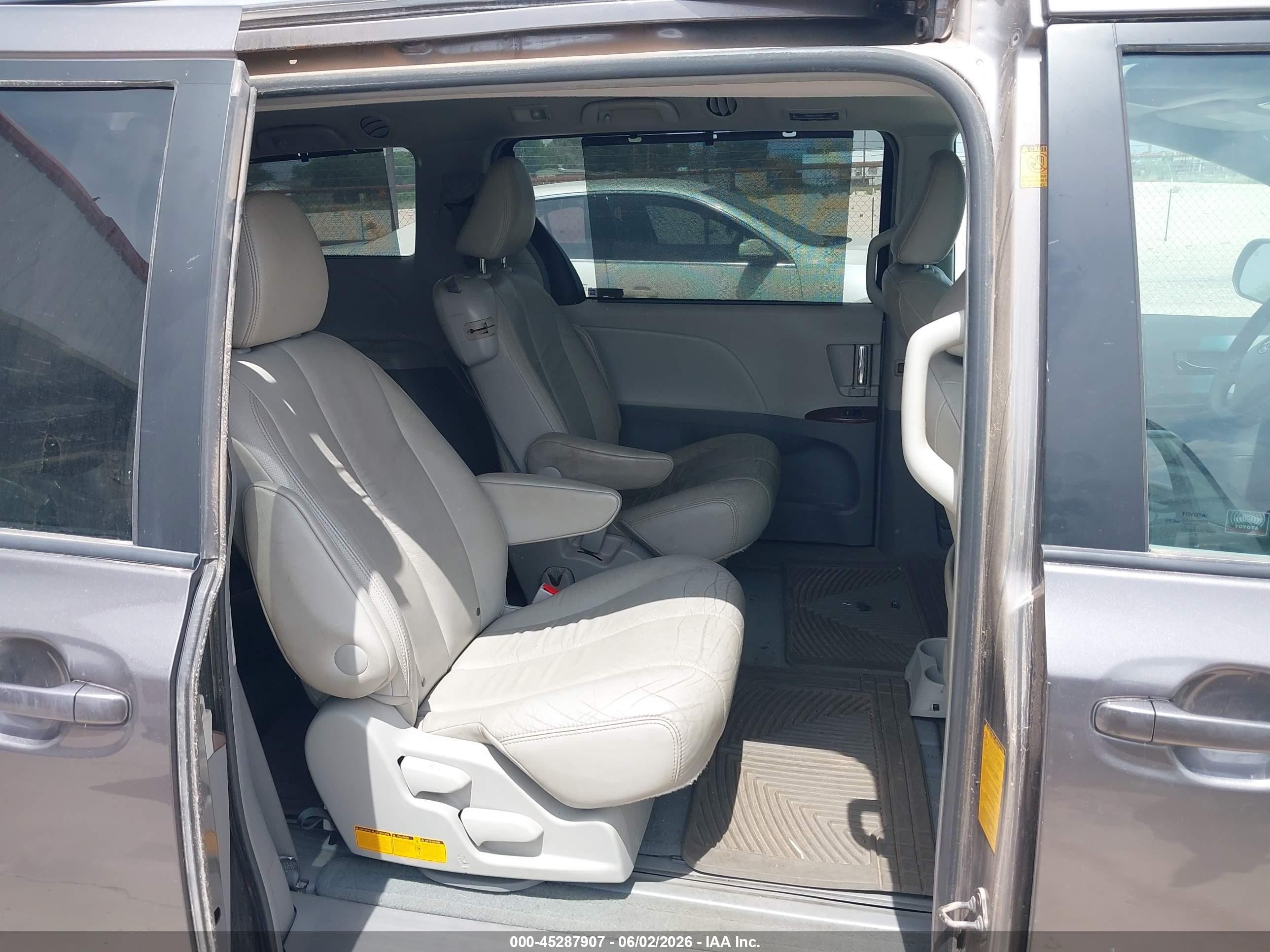 2011 Toyota Sienna Xle V6 Серый vin: 5TDYK3DC2BS151439