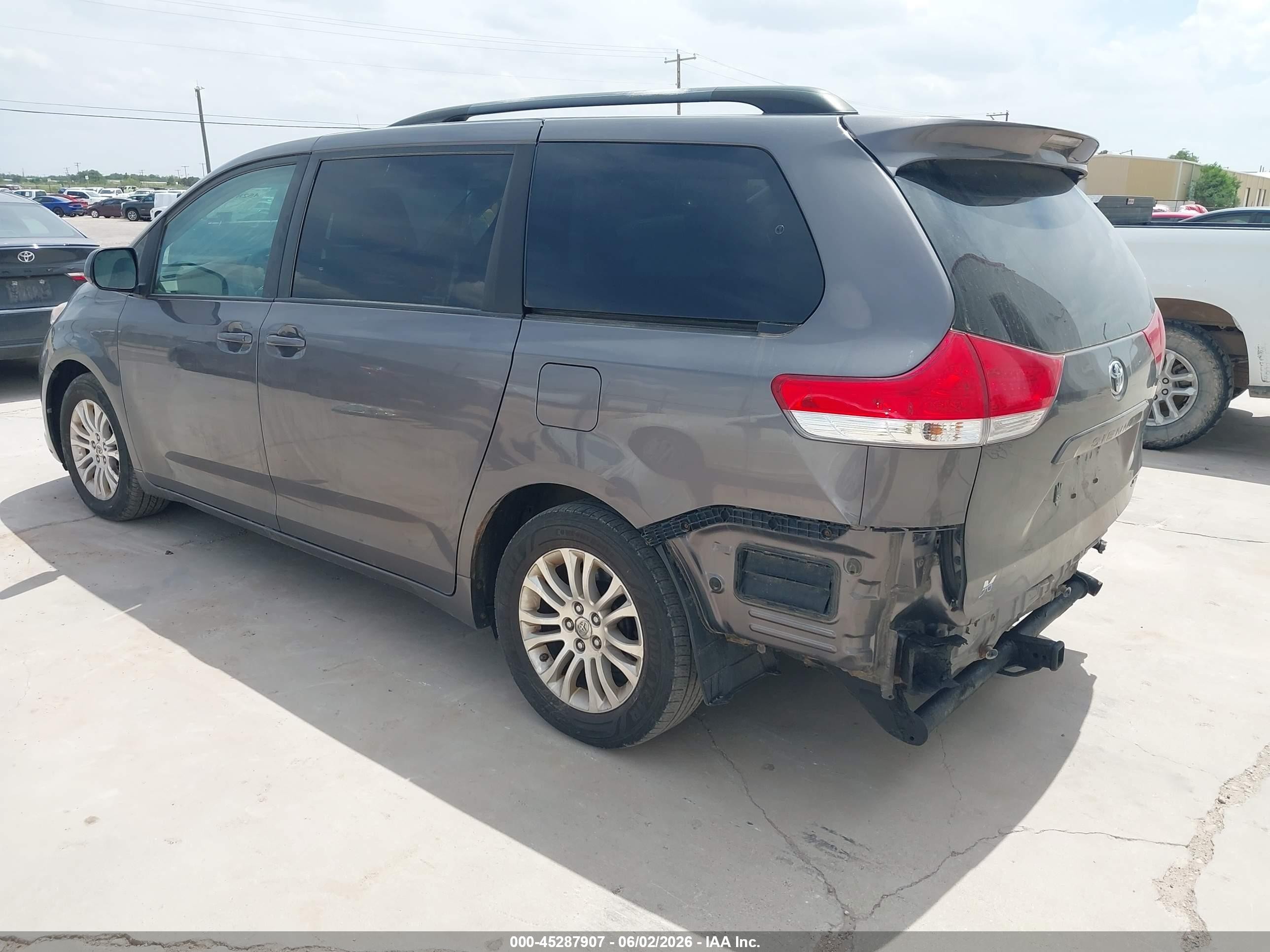 2011 Toyota Sienna Xle V6 Серый vin: 5TDYK3DC2BS151439