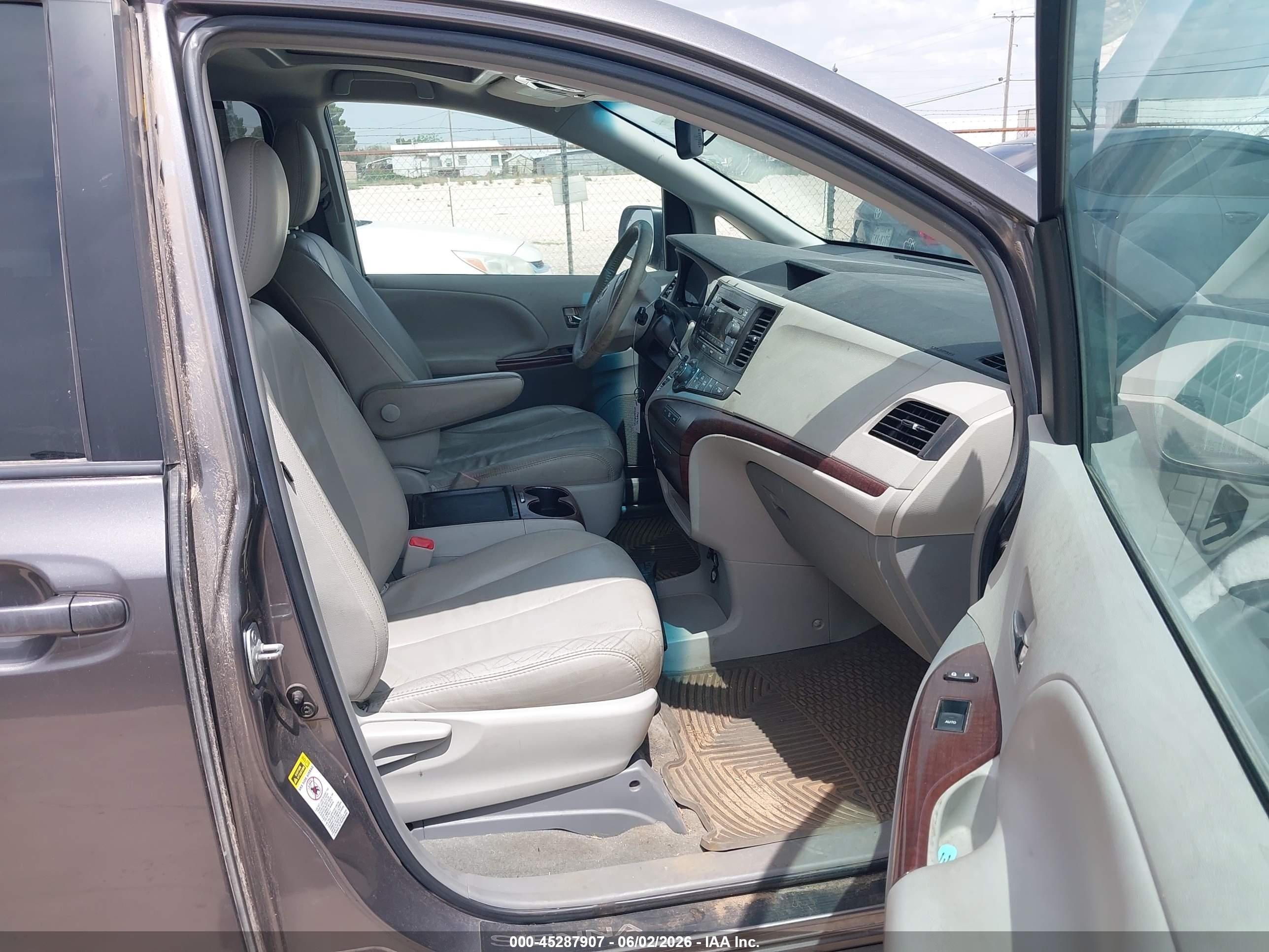 2011 Toyota Sienna Xle V6 Серый vin: 5TDYK3DC2BS151439