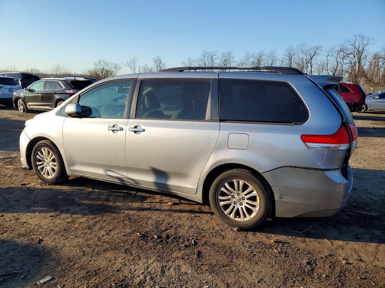 2011 Toyota Sienna Xle 8-passenger Серебряный vin: 5TDYK3DC2BS152204