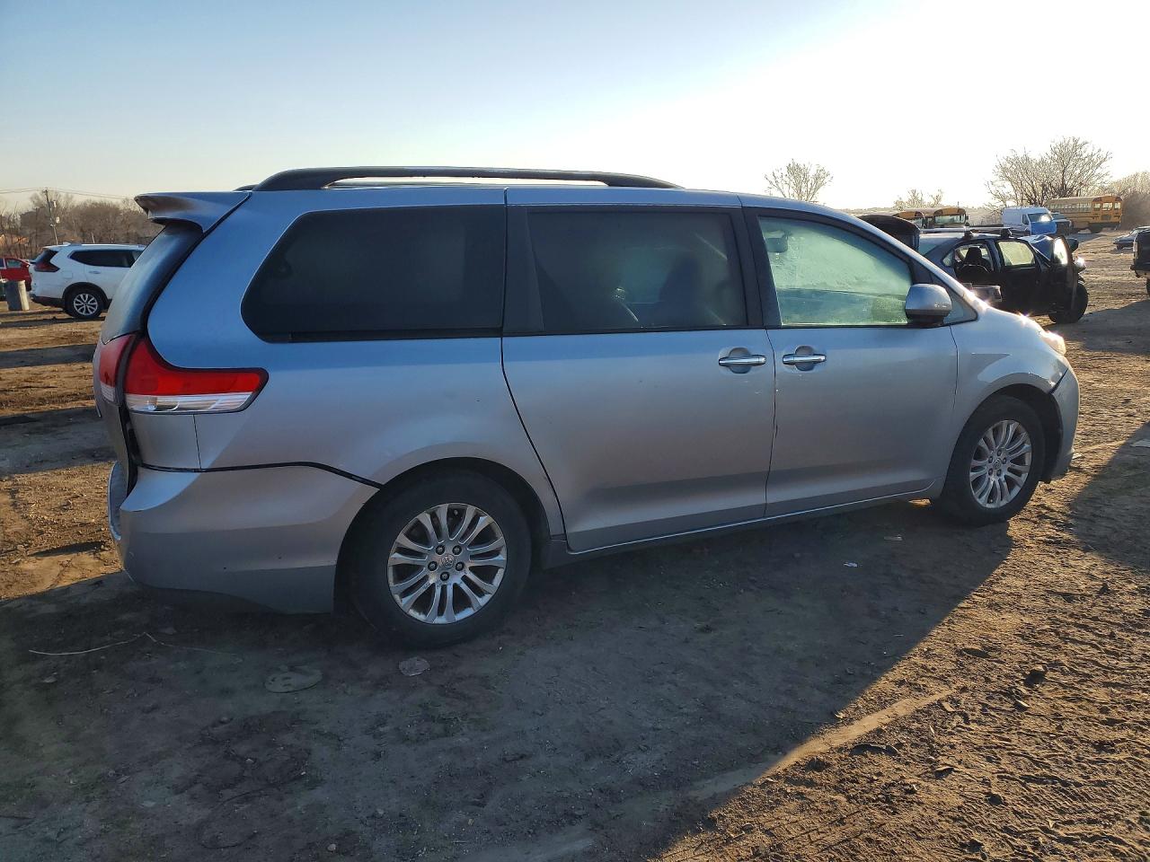 2011 Toyota Sienna Xle 8-passenger Серебряный vin: 5TDYK3DC2BS152204