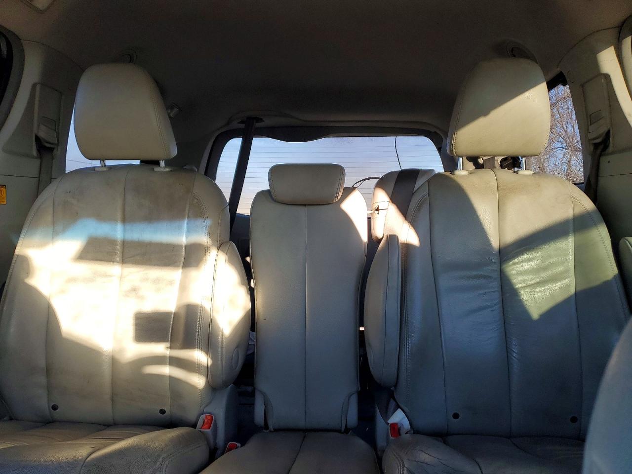 2011 Toyota Sienna Xle 8-passenger Серебряный vin: 5TDYK3DC2BS152204
