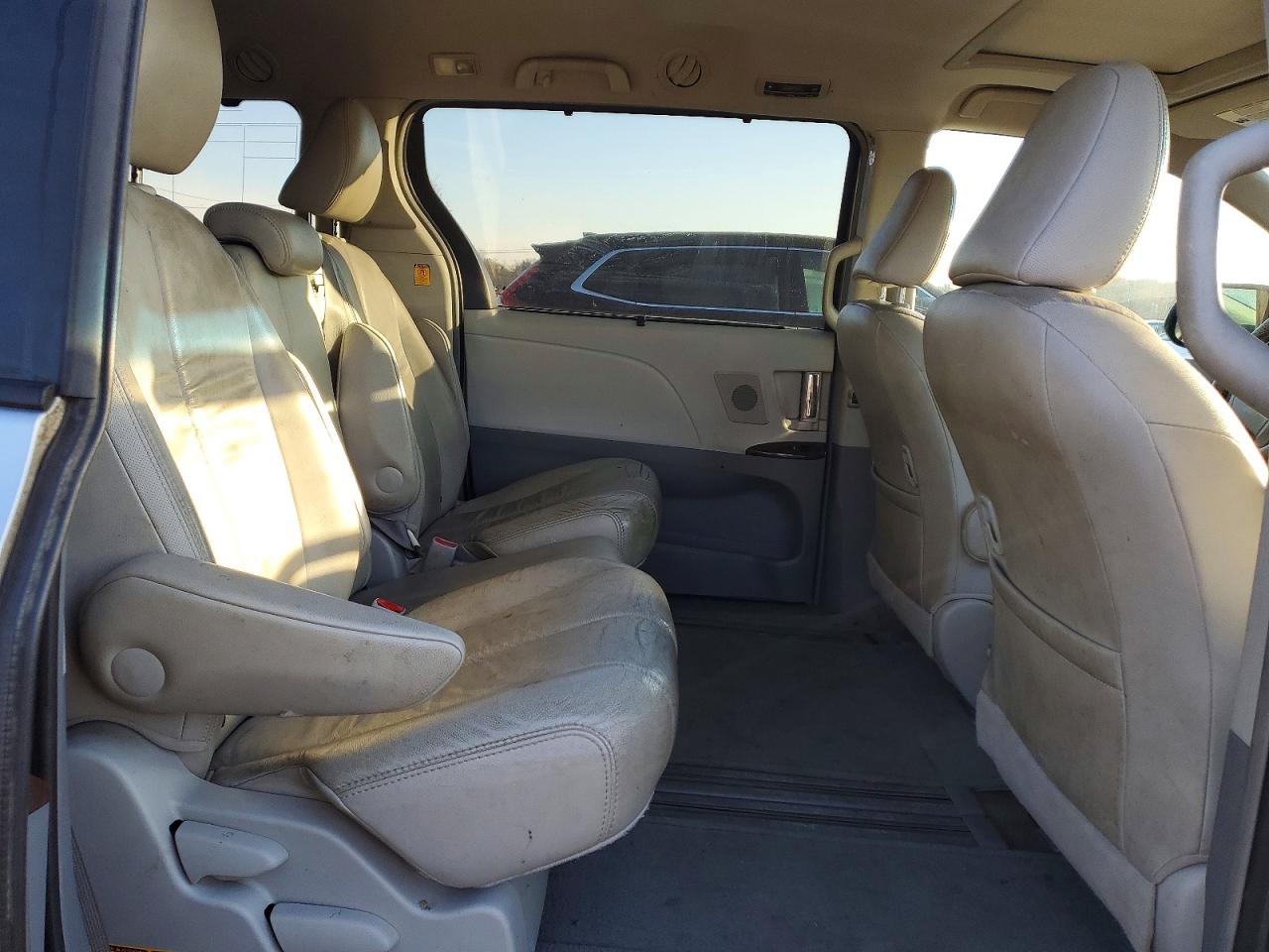 2011 Toyota Sienna Xle 8-passenger Серебряный vin: 5TDYK3DC2BS152204