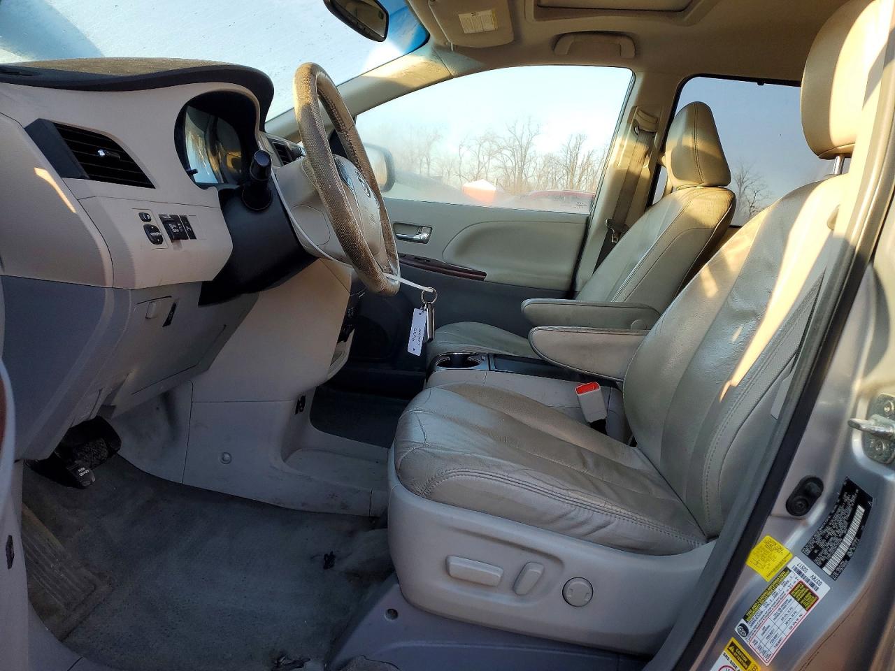 2011 Toyota Sienna Xle 8-passenger Серебряный vin: 5TDYK3DC2BS152204
