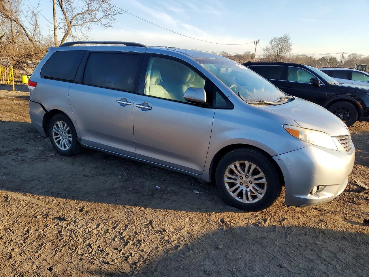 2011 Toyota Sienna Xle 8-passenger Серебряный vin: 5TDYK3DC2BS152204
