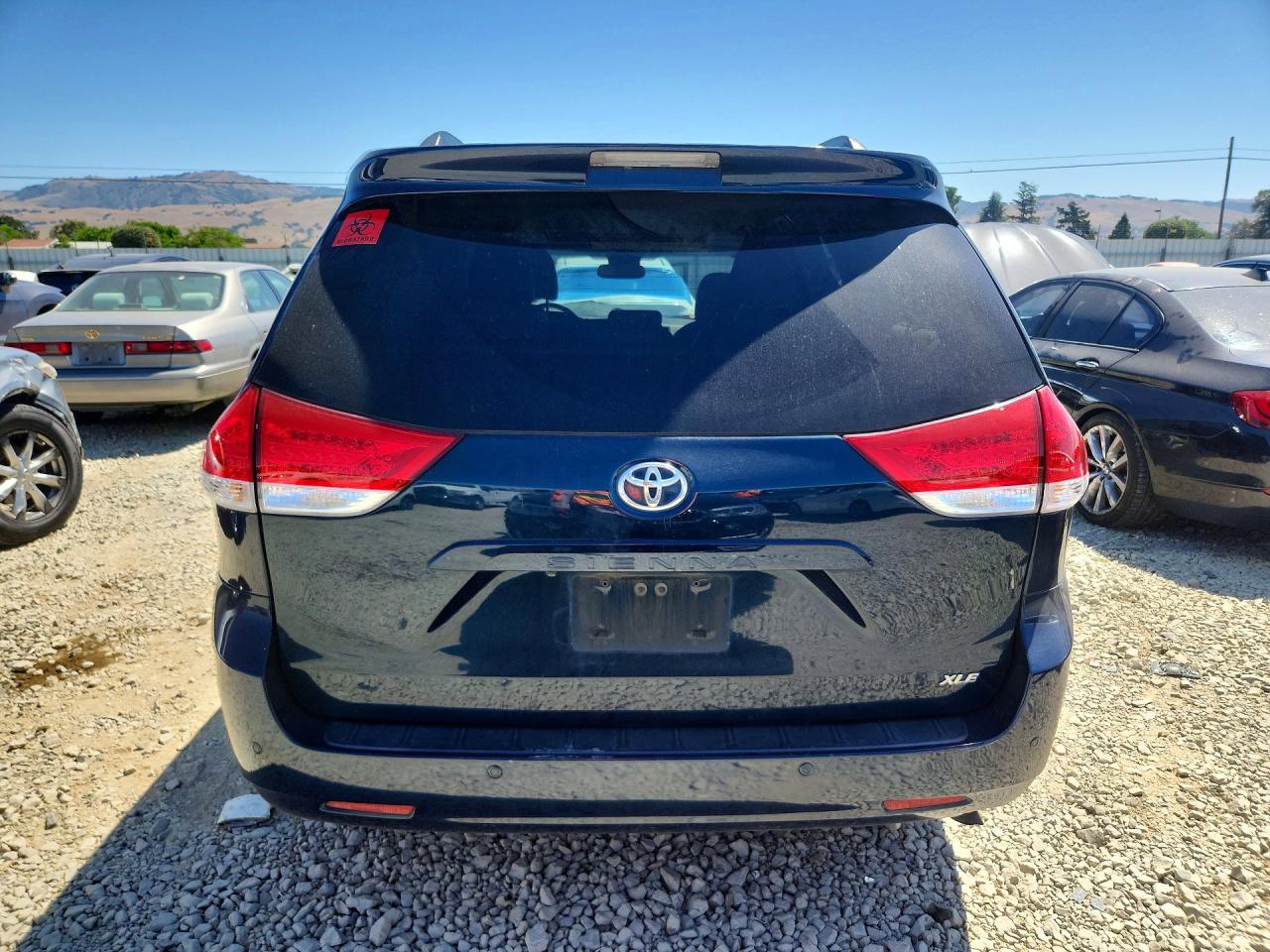 2011 Toyota Sienna Xle 8-passenger Blue vin: 5TDYK3DC2BS160075