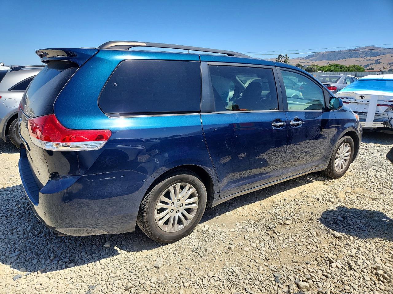 2011 Toyota Sienna Xle 8-passenger Blue vin: 5TDYK3DC2BS160075