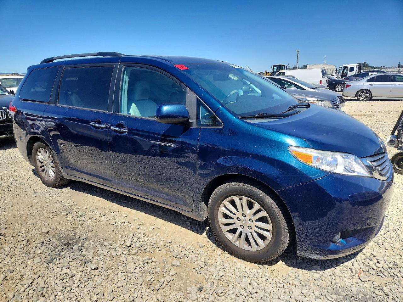 2011 Toyota Sienna Xle 8-passenger Blue vin: 5TDYK3DC2BS160075