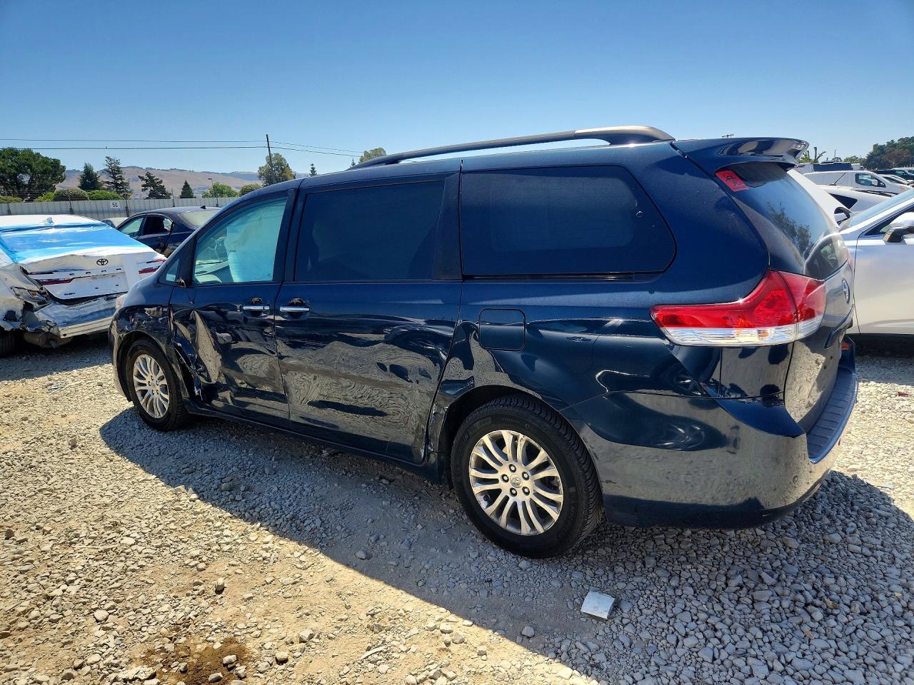 2011 Toyota Sienna Xle 8-passenger Blue vin: 5TDYK3DC2BS160075