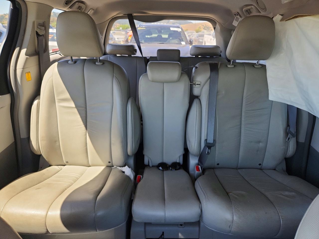 2011 Toyota Sienna Xle 8-passenger Blue vin: 5TDYK3DC2BS160075