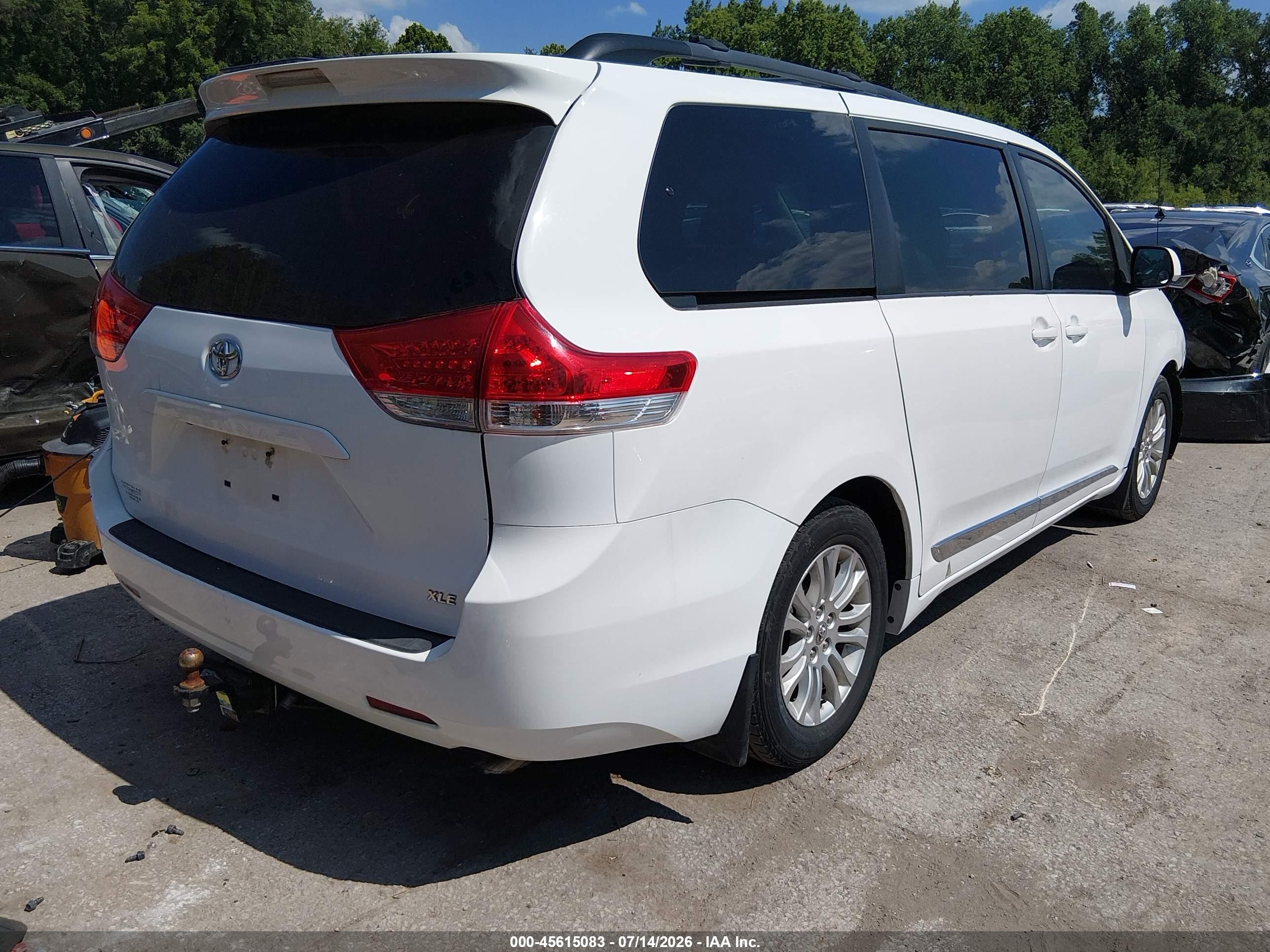 2011 Toyota Sienna Xle V6 White vin: 5TDYK3DC2BS165180