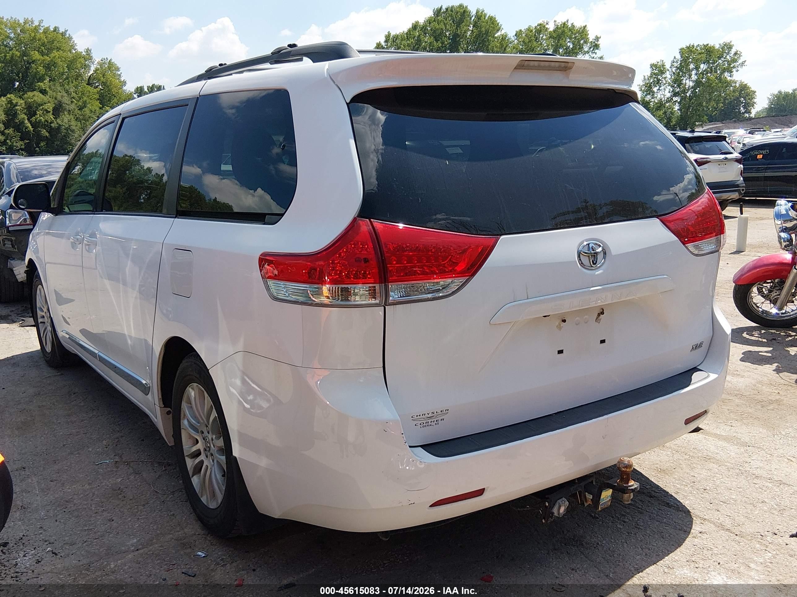 2011 Toyota Sienna Xle V6 White vin: 5TDYK3DC2BS165180