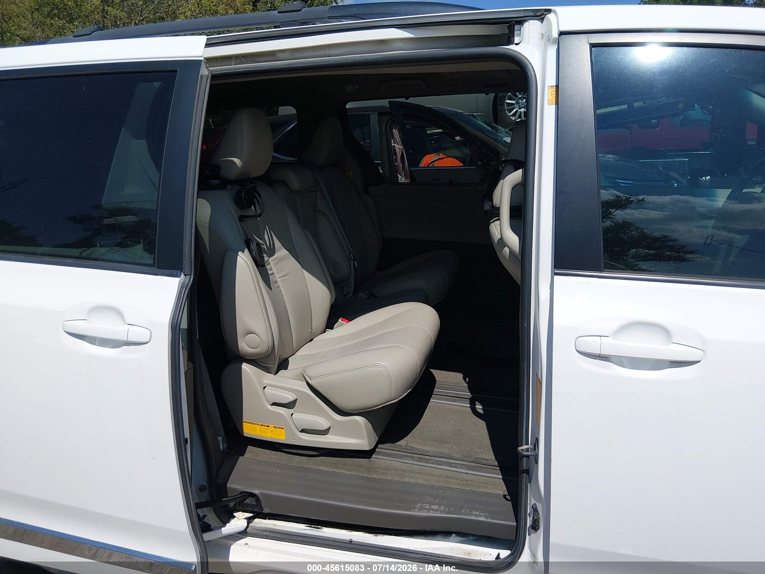 2011 Toyota Sienna Xle V6 White vin: 5TDYK3DC2BS165180