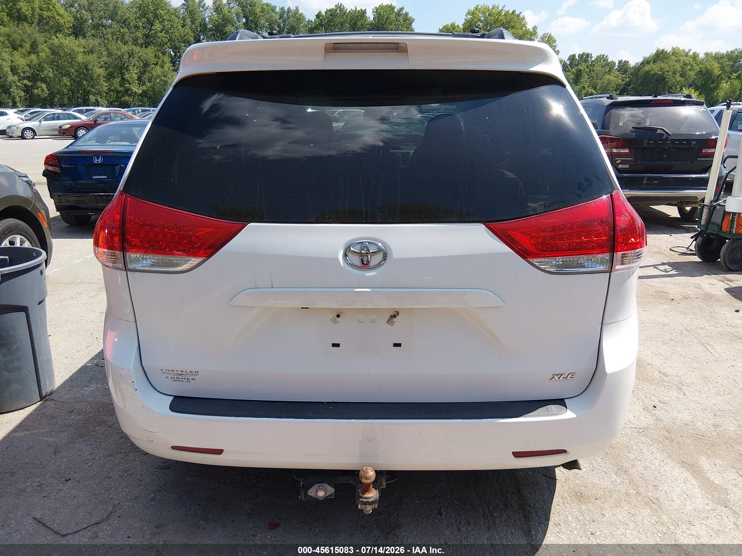 2011 Toyota Sienna Xle V6 White vin: 5TDYK3DC2BS165180