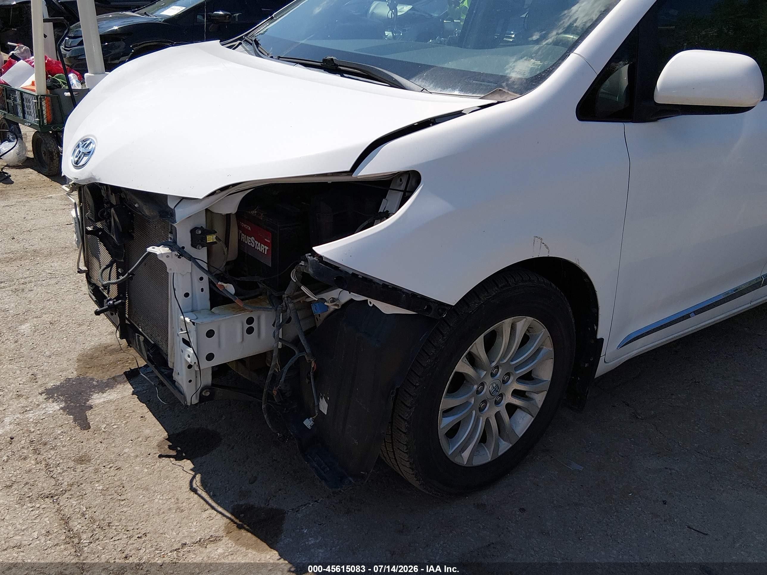 2011 Toyota Sienna Xle V6 White vin: 5TDYK3DC2BS165180