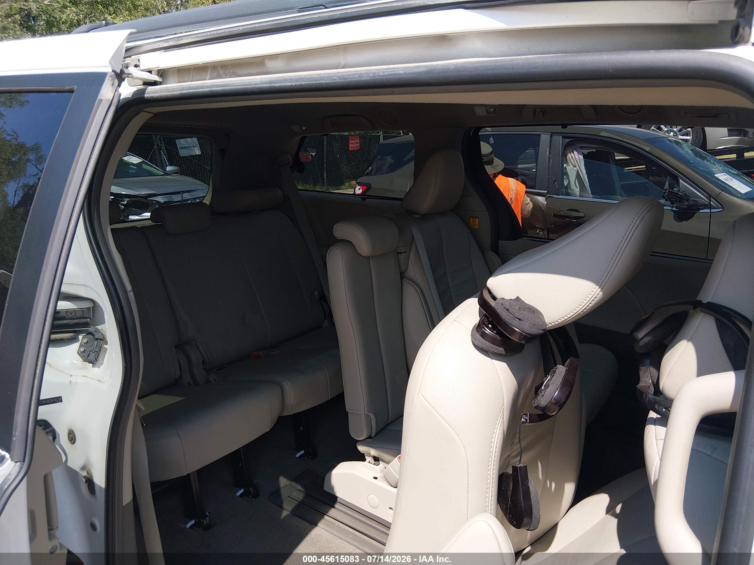 2011 Toyota Sienna Xle V6 White vin: 5TDYK3DC2BS165180
