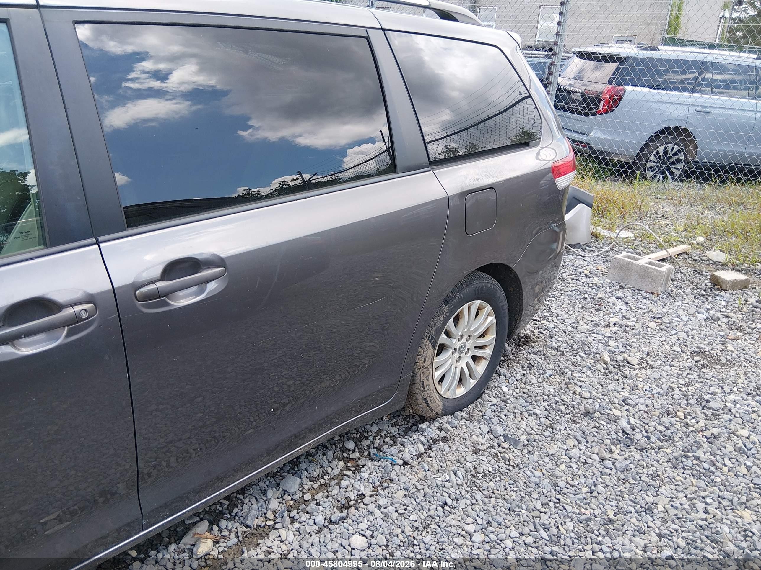 2011 Toyota Sienna Xle V6 Gray vin: 5TDYK3DC2BS171707