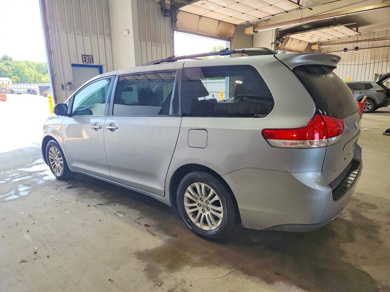 2012 Toyota Sienna Xle 8-passenger Silver vin: 5TDYK3DC2CS181784