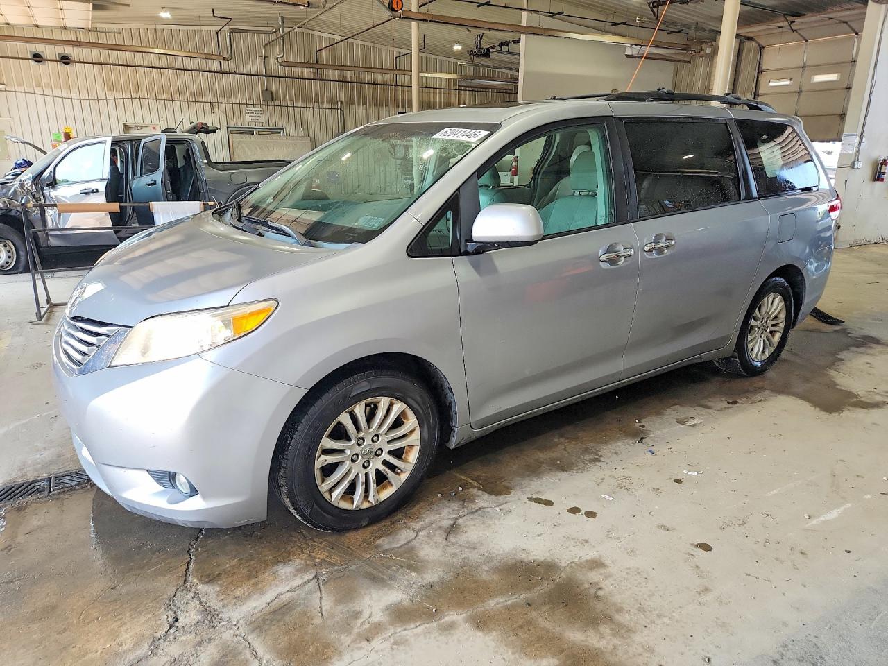 2012 Toyota Sienna Xle 8-passenger Silver vin: 5TDYK3DC2CS181784