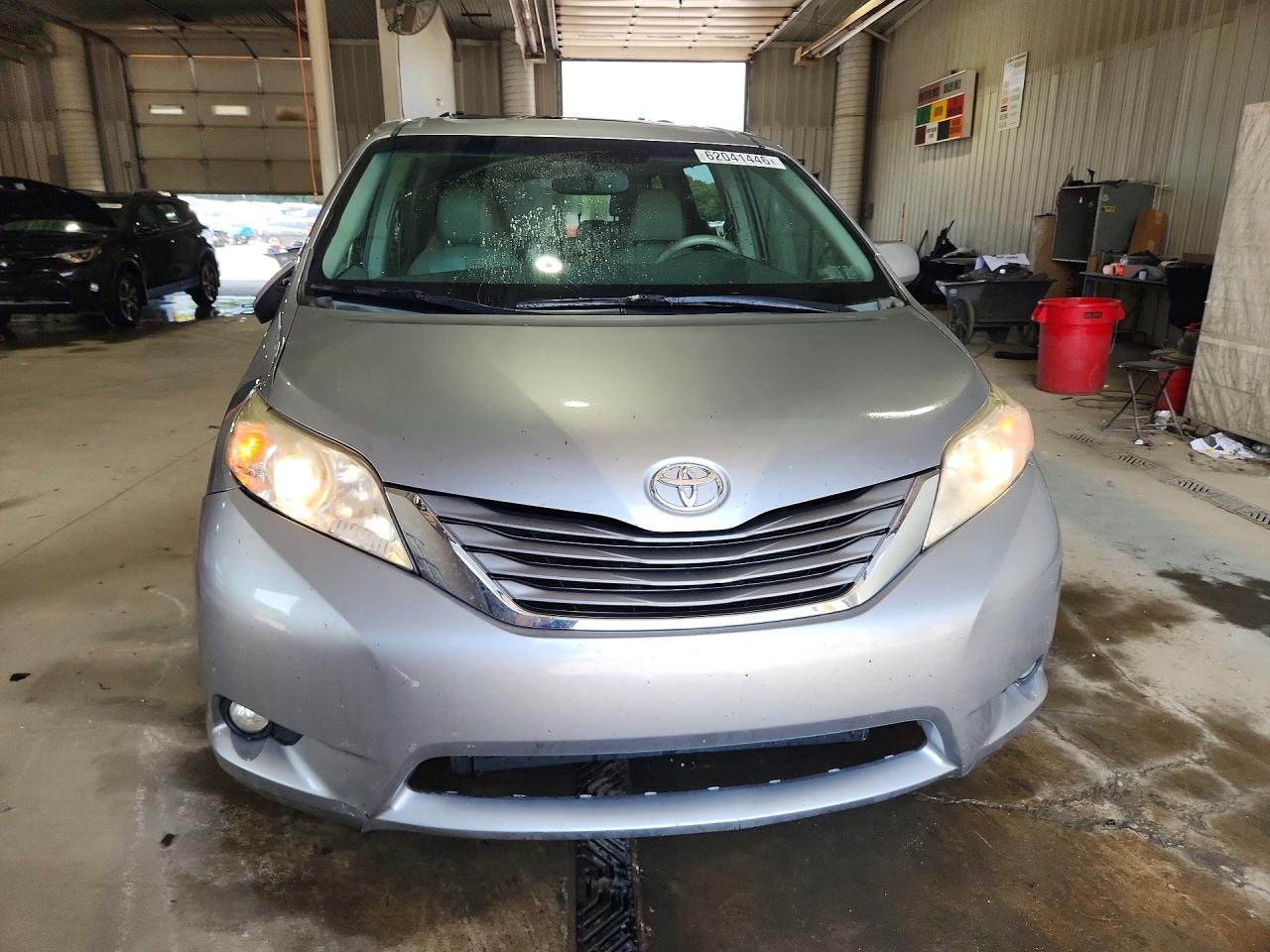 2012 Toyota Sienna Xle 8-passenger Silver vin: 5TDYK3DC2CS181784