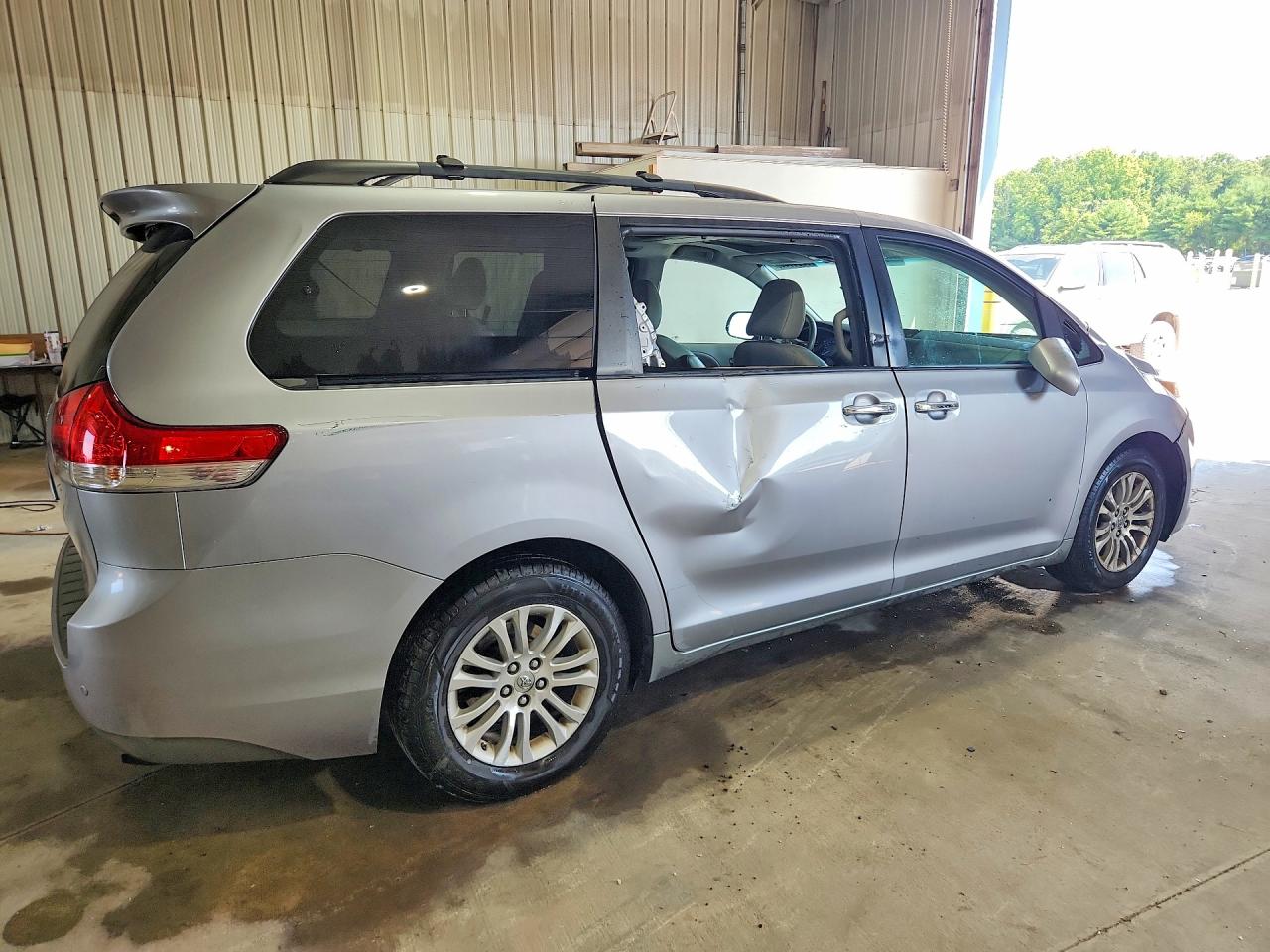 2012 Toyota Sienna Xle 8-passenger Silver vin: 5TDYK3DC2CS181784