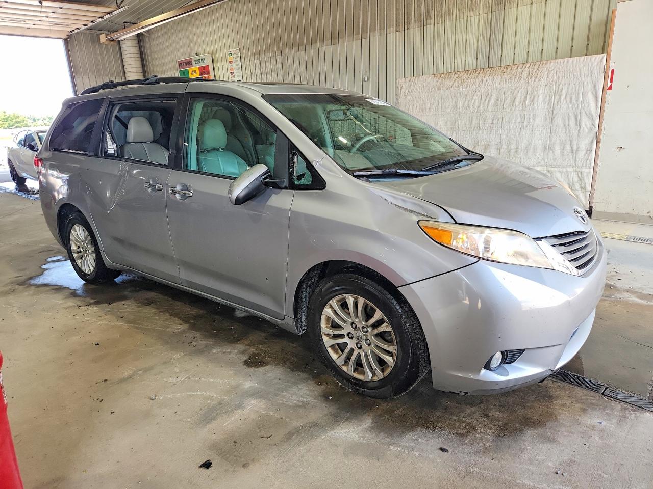 2012 Toyota Sienna Xle 8-passenger Silver vin: 5TDYK3DC2CS181784