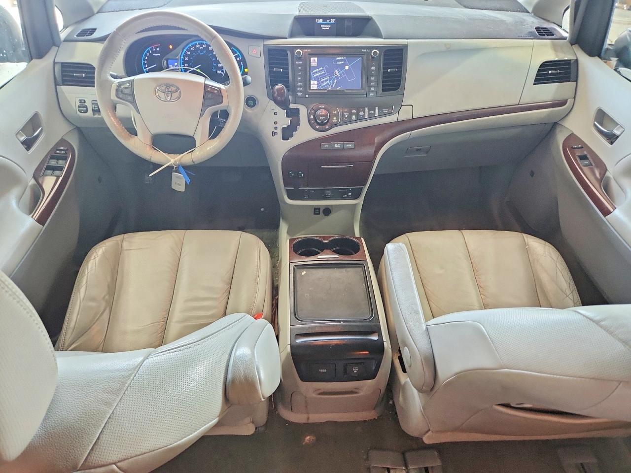 2012 Toyota Sienna Xle 8-passenger Silver vin: 5TDYK3DC2CS181784