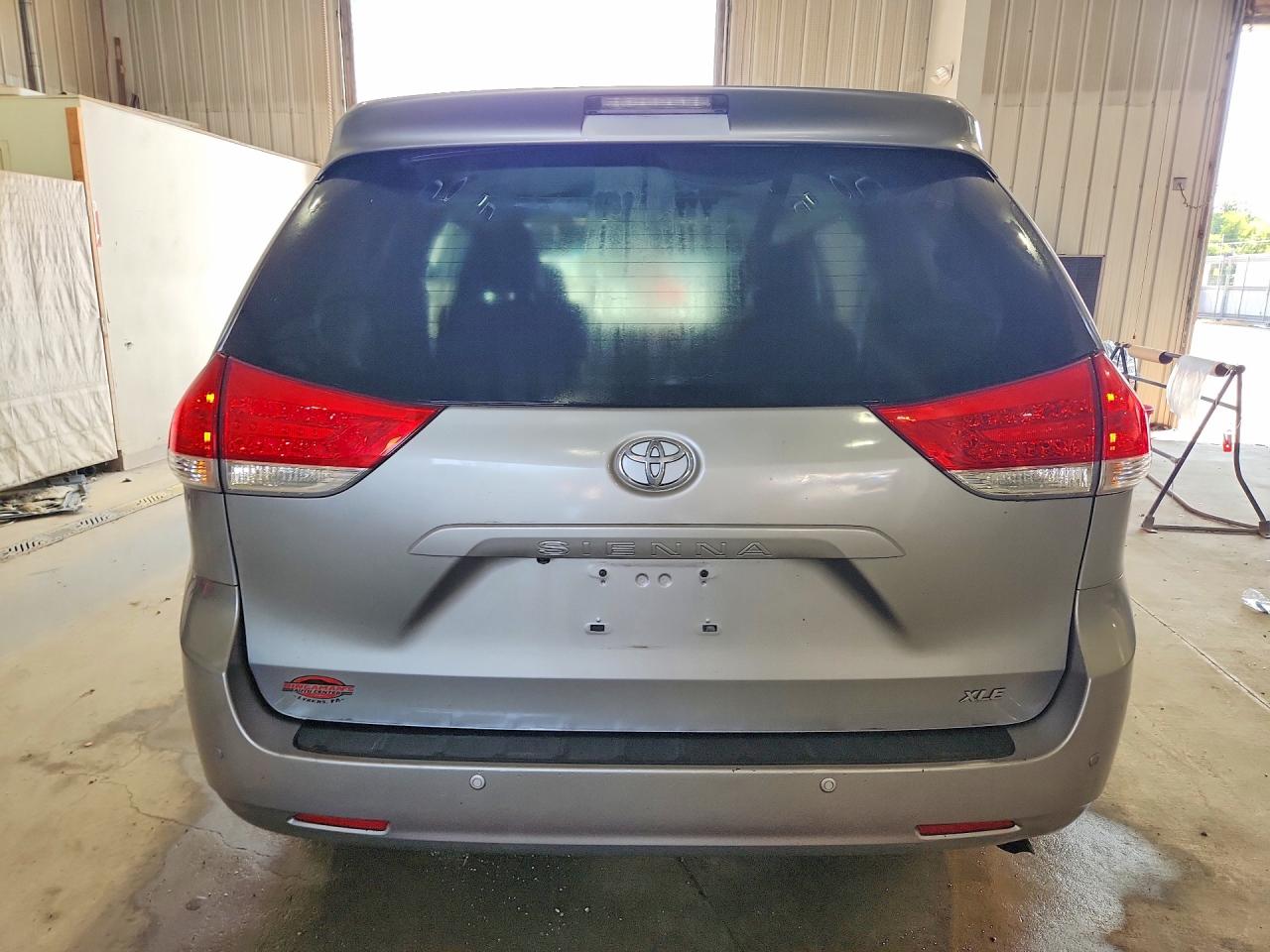 2012 Toyota Sienna Xle 8-passenger Silver vin: 5TDYK3DC2CS181784