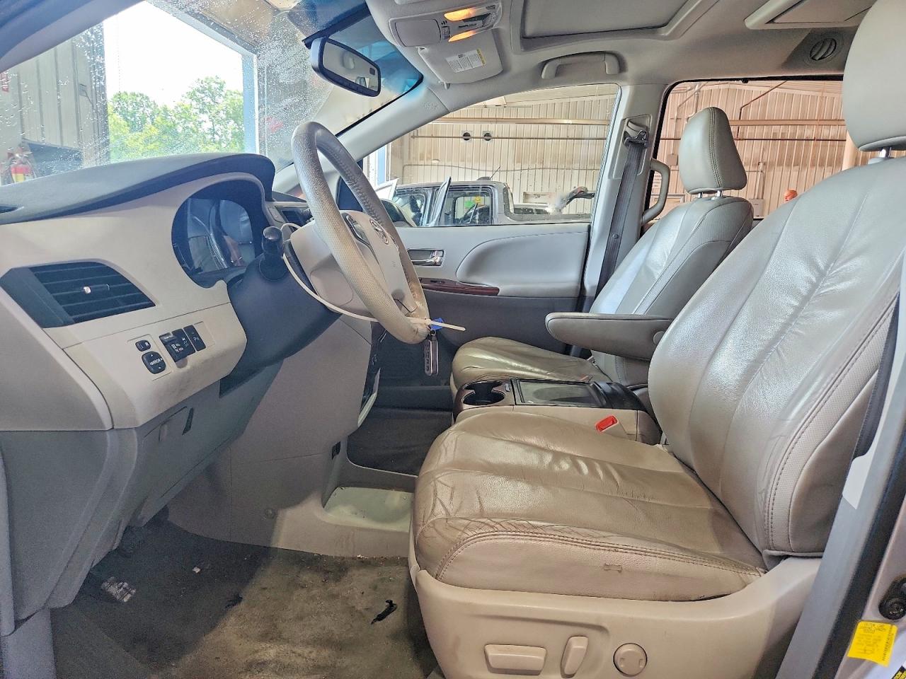 2012 Toyota Sienna Xle 8-passenger Silver vin: 5TDYK3DC2CS181784