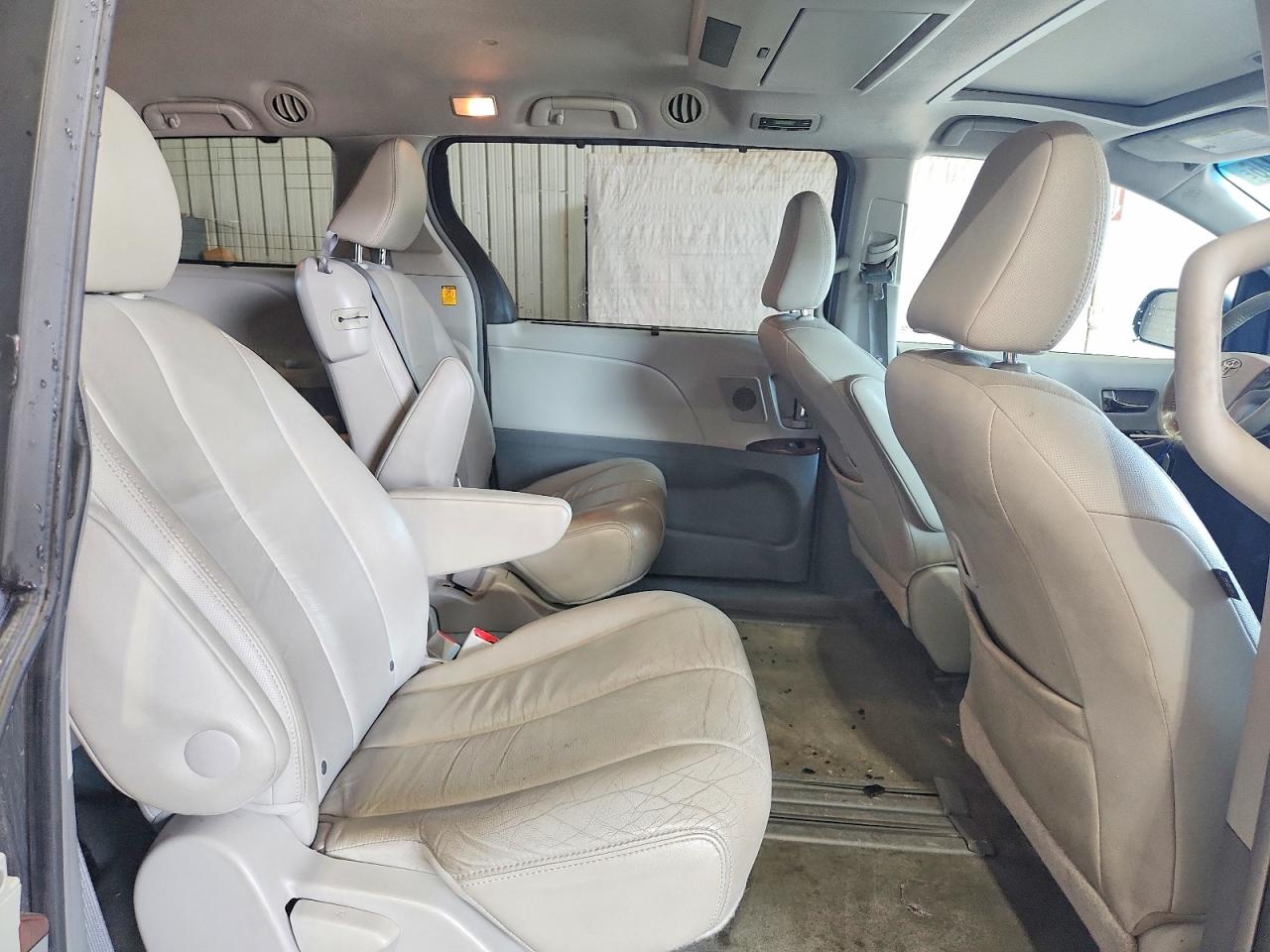 2012 Toyota Sienna Xle 8-passenger Silver vin: 5TDYK3DC2CS181784