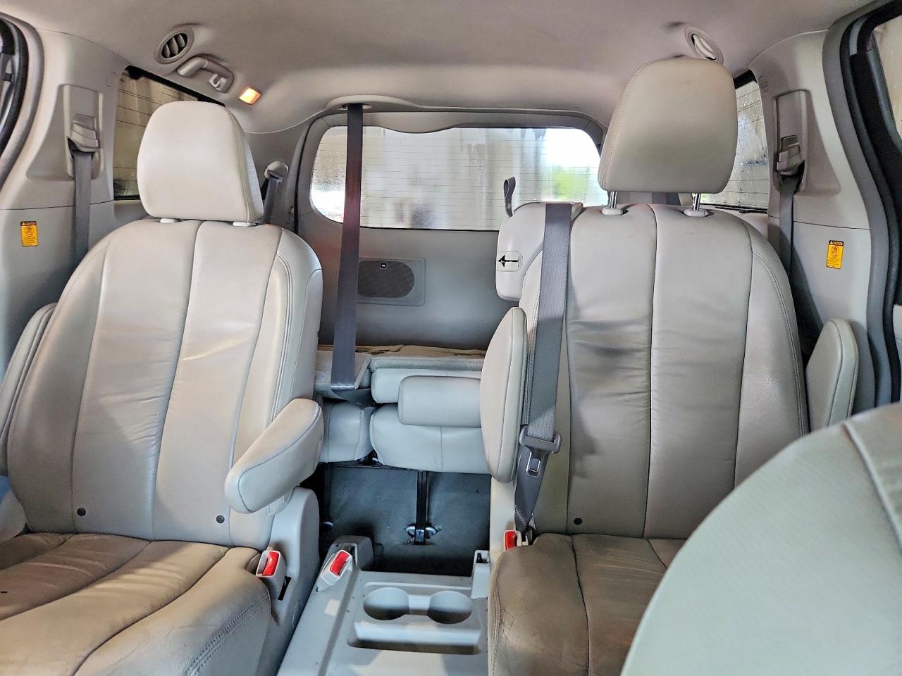 2012 Toyota Sienna Xle 8-passenger Silver vin: 5TDYK3DC2CS181784