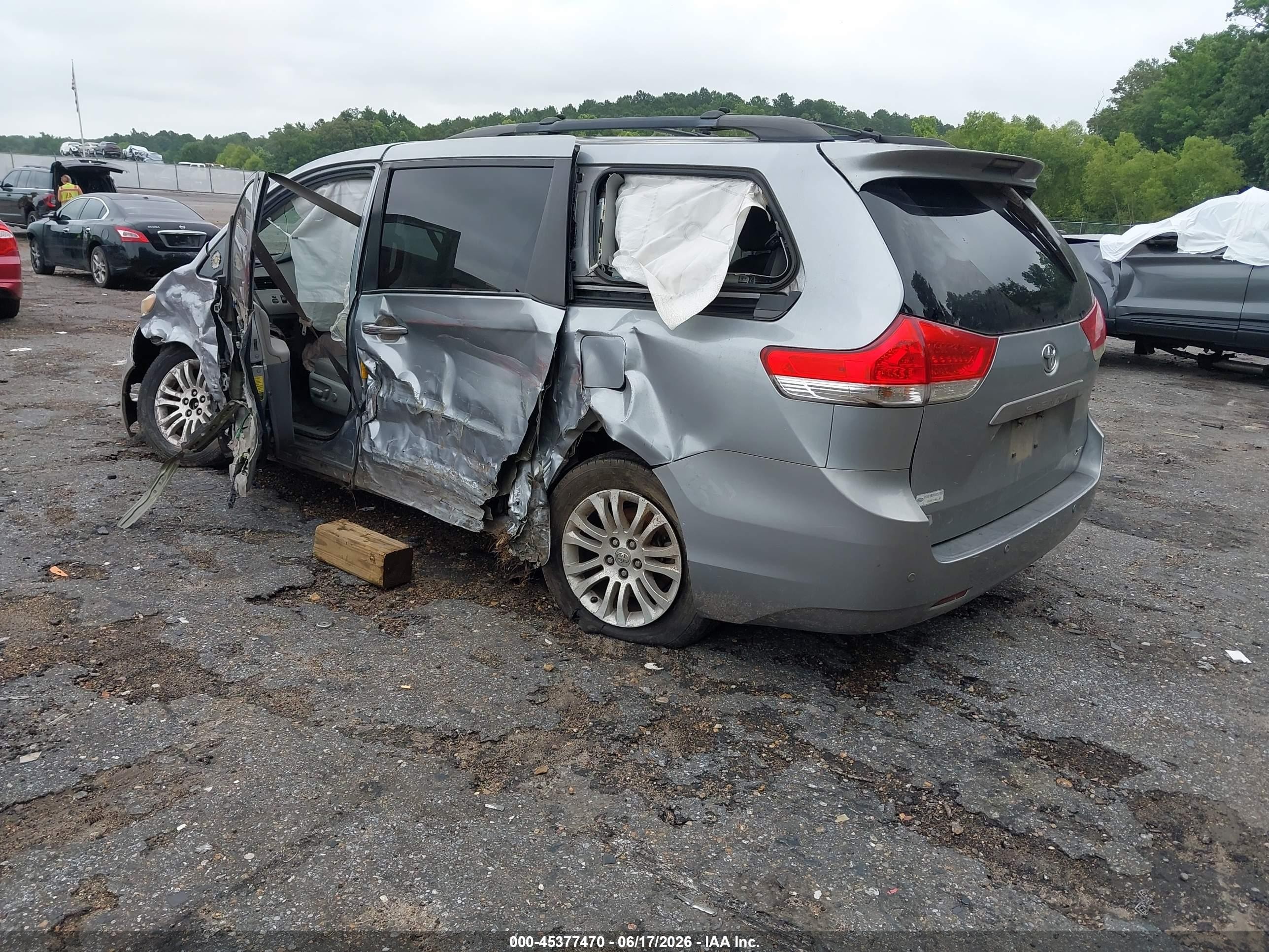 2012 Toyota Sienna Xle V6 8 Passenger Silver vin: 5TDYK3DC2CS192073