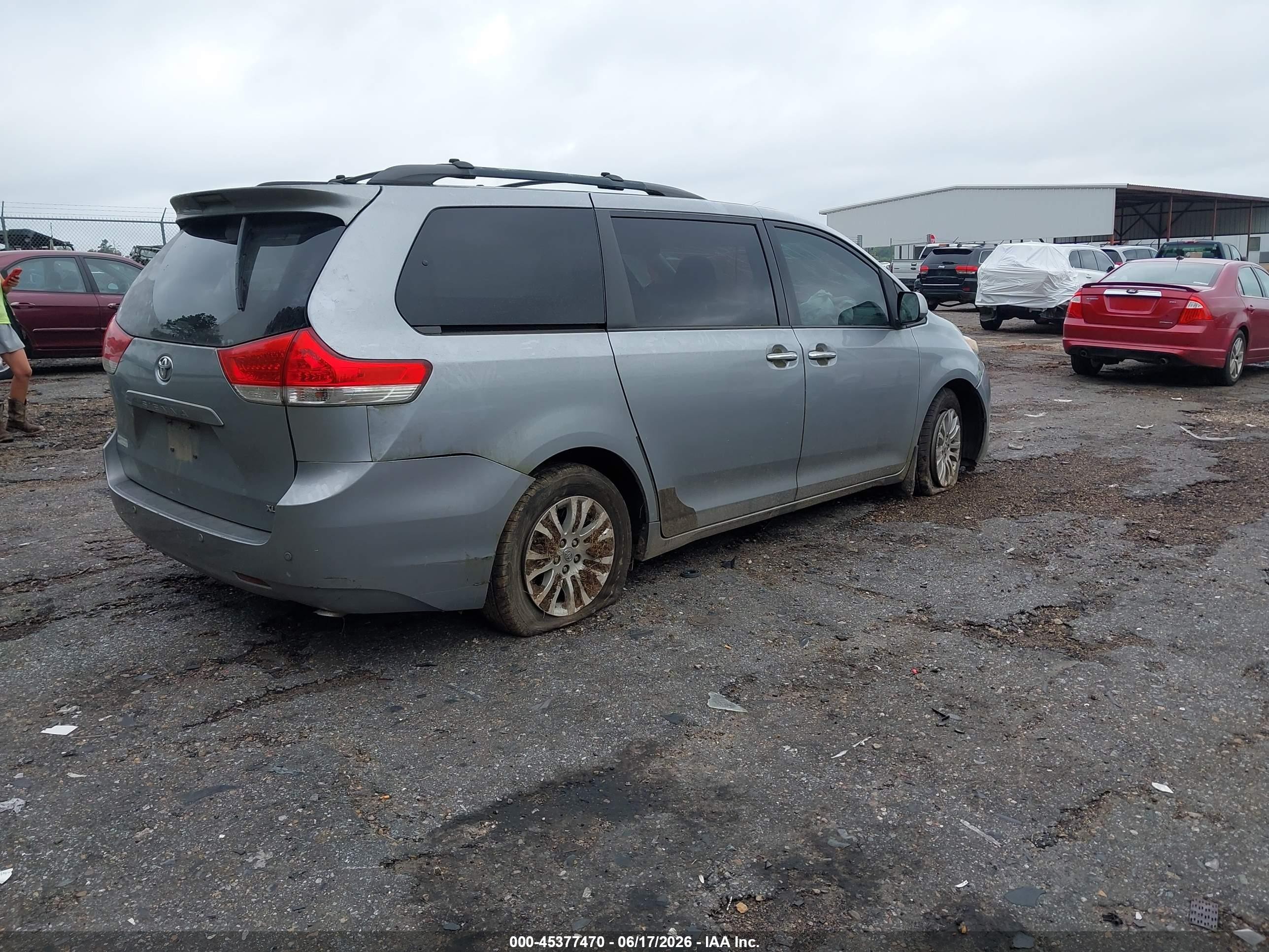 2012 Toyota Sienna Xle V6 8 Passenger Silver vin: 5TDYK3DC2CS192073