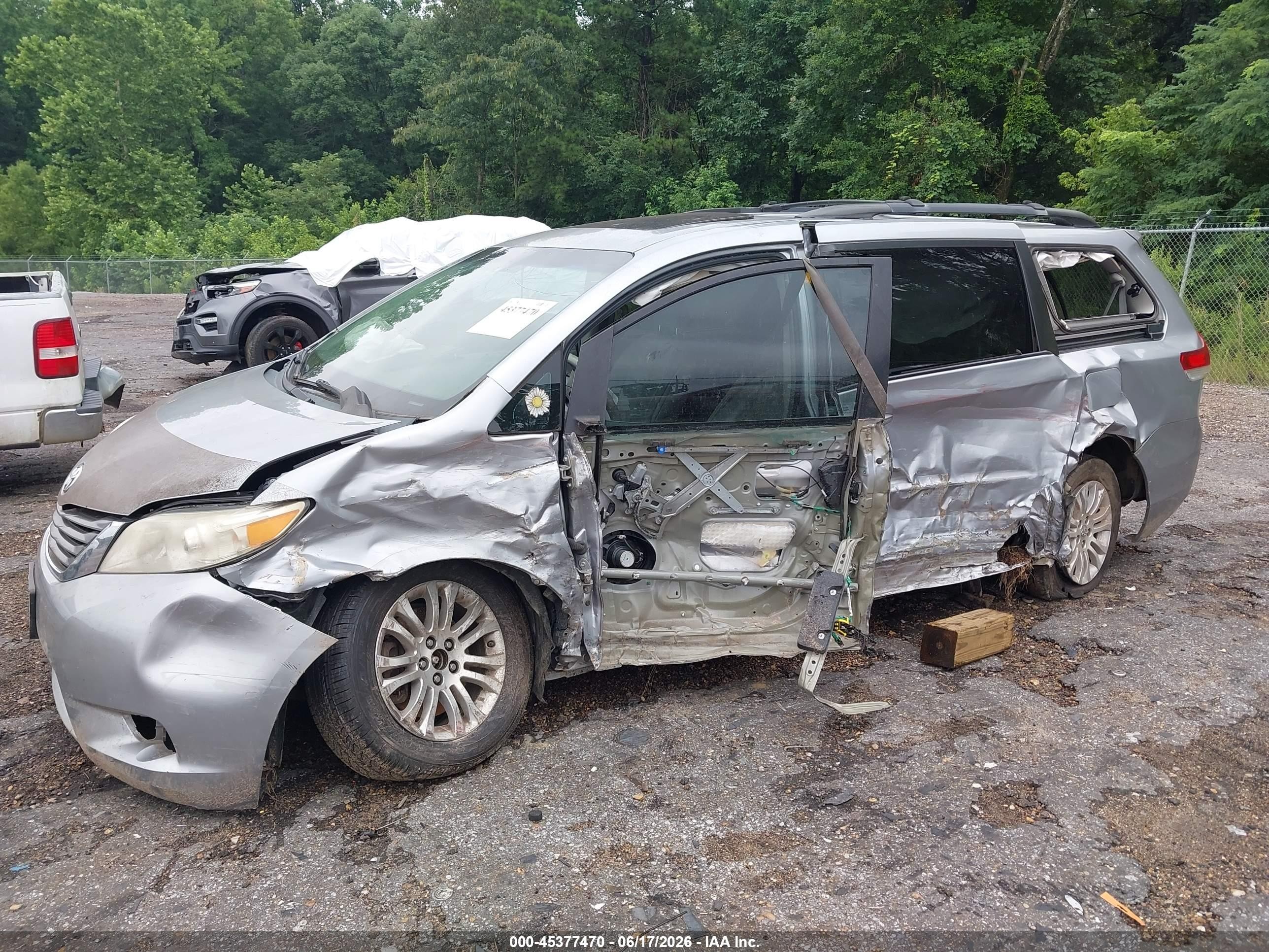 2012 Toyota Sienna Xle V6 8 Passenger Silver vin: 5TDYK3DC2CS192073