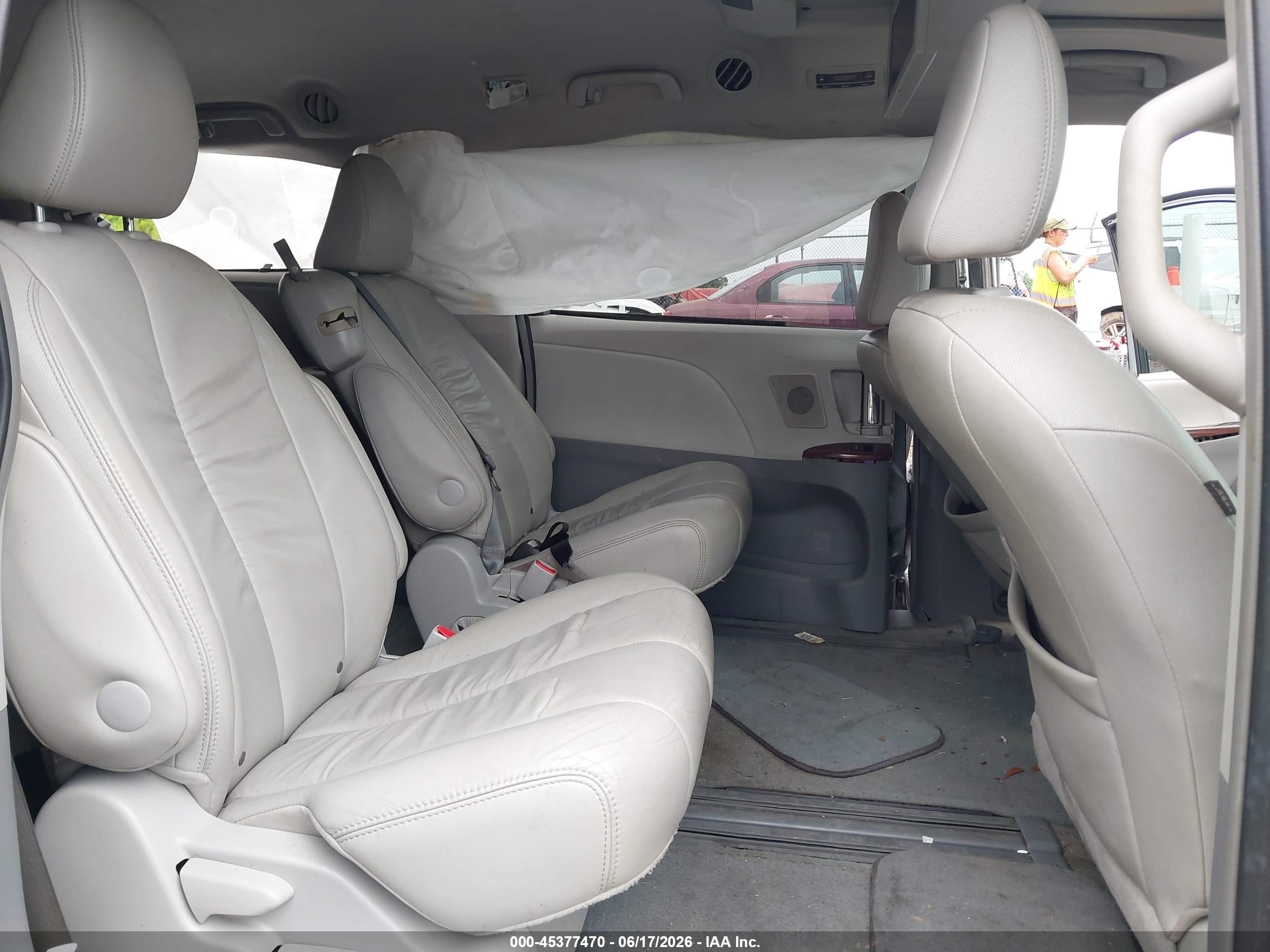 2012 Toyota Sienna Xle V6 8 Passenger Silver vin: 5TDYK3DC2CS192073