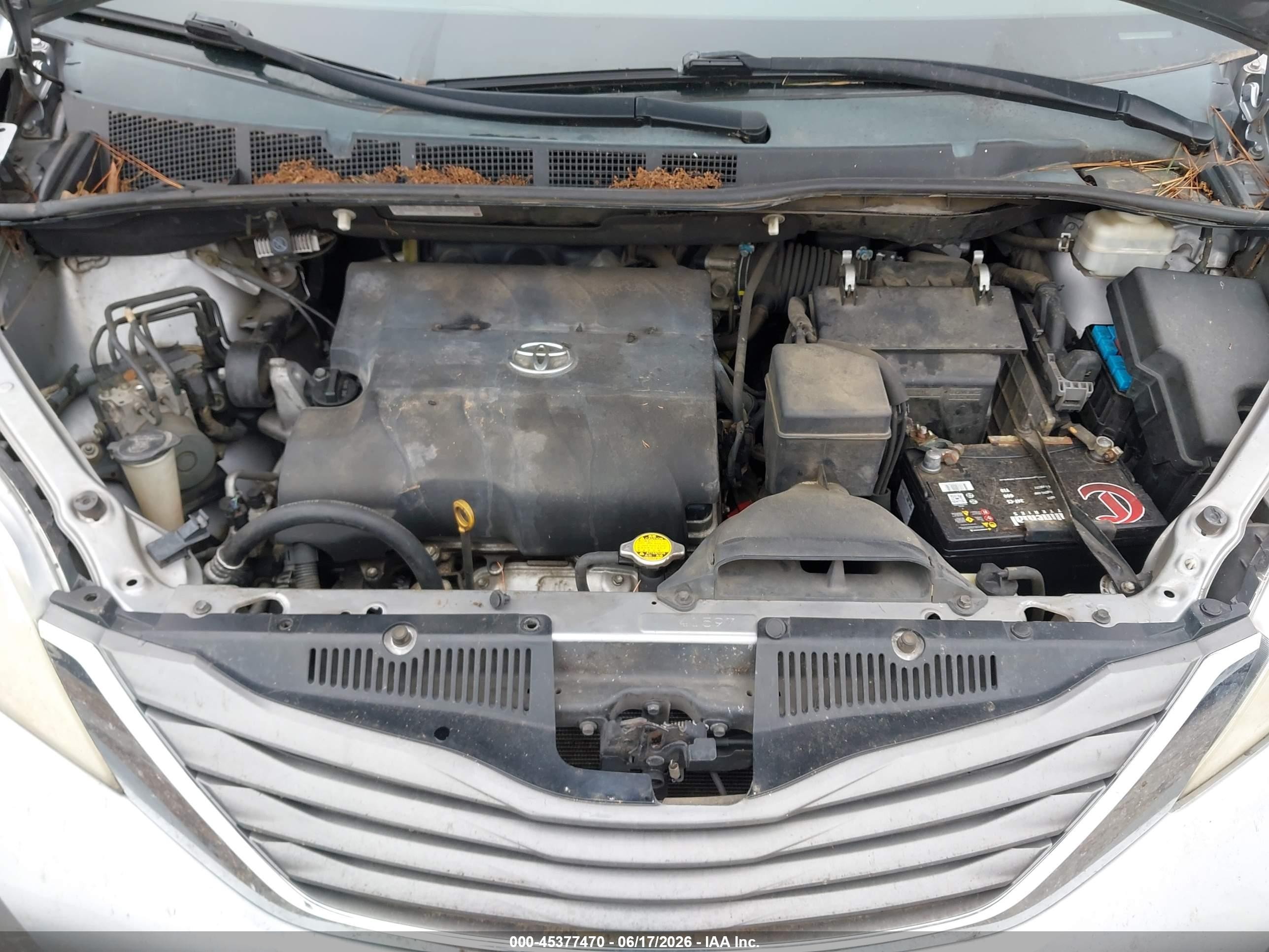 2012 Toyota Sienna Xle V6 8 Passenger Silver vin: 5TDYK3DC2CS192073