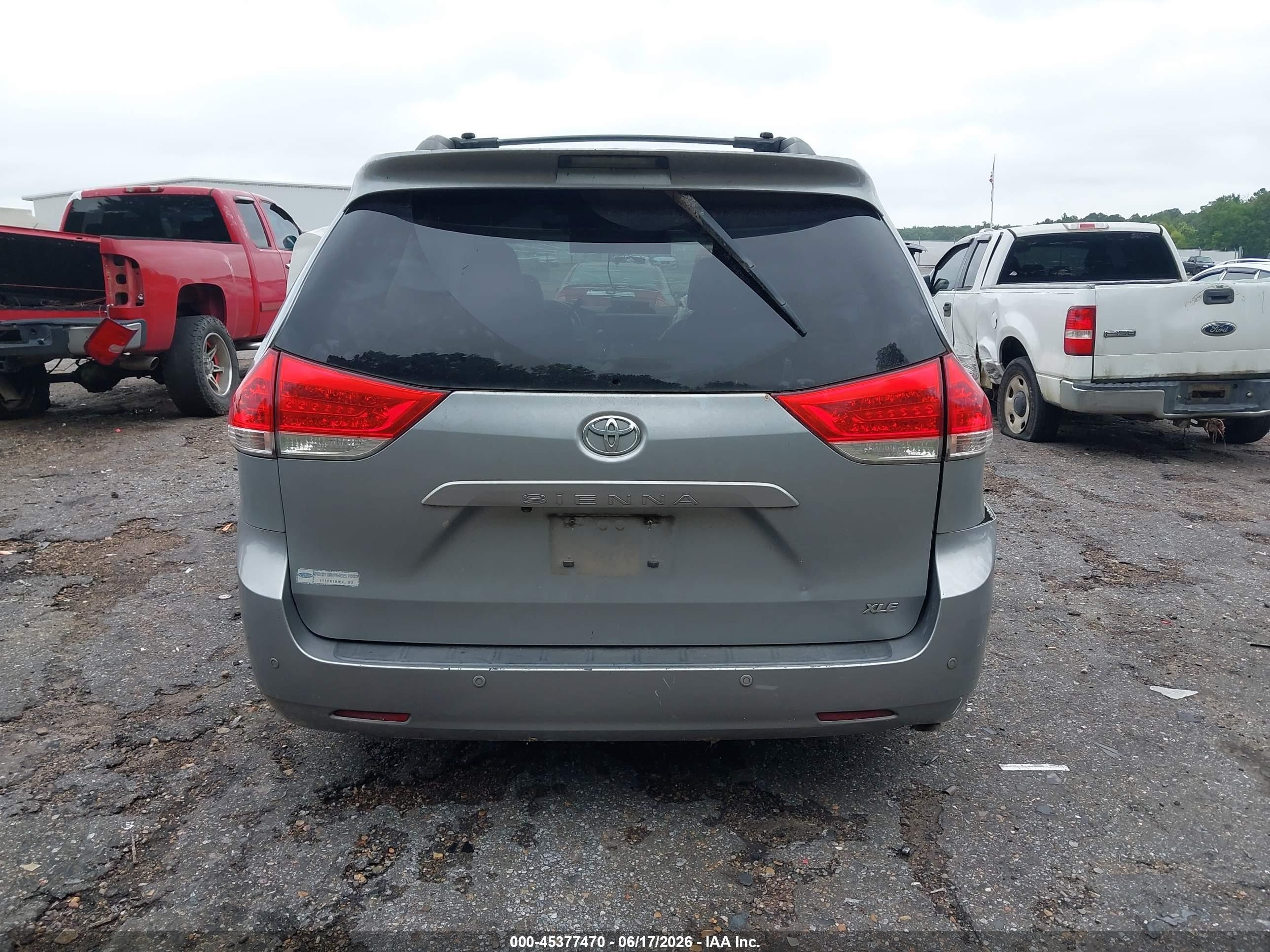 2012 Toyota Sienna Xle V6 8 Passenger Silver vin: 5TDYK3DC2CS192073