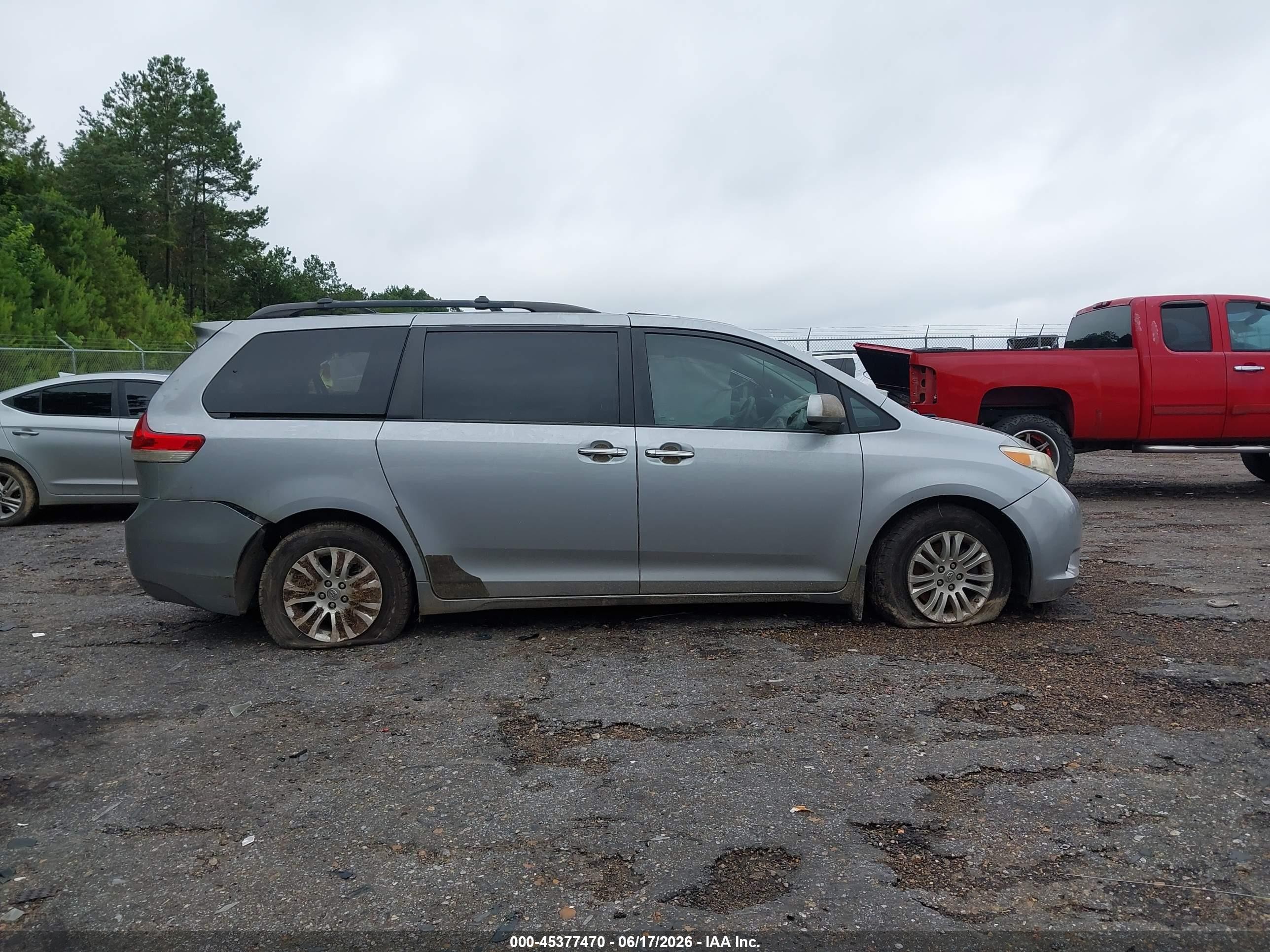 2012 Toyota Sienna Xle V6 8 Passenger Silver vin: 5TDYK3DC2CS192073