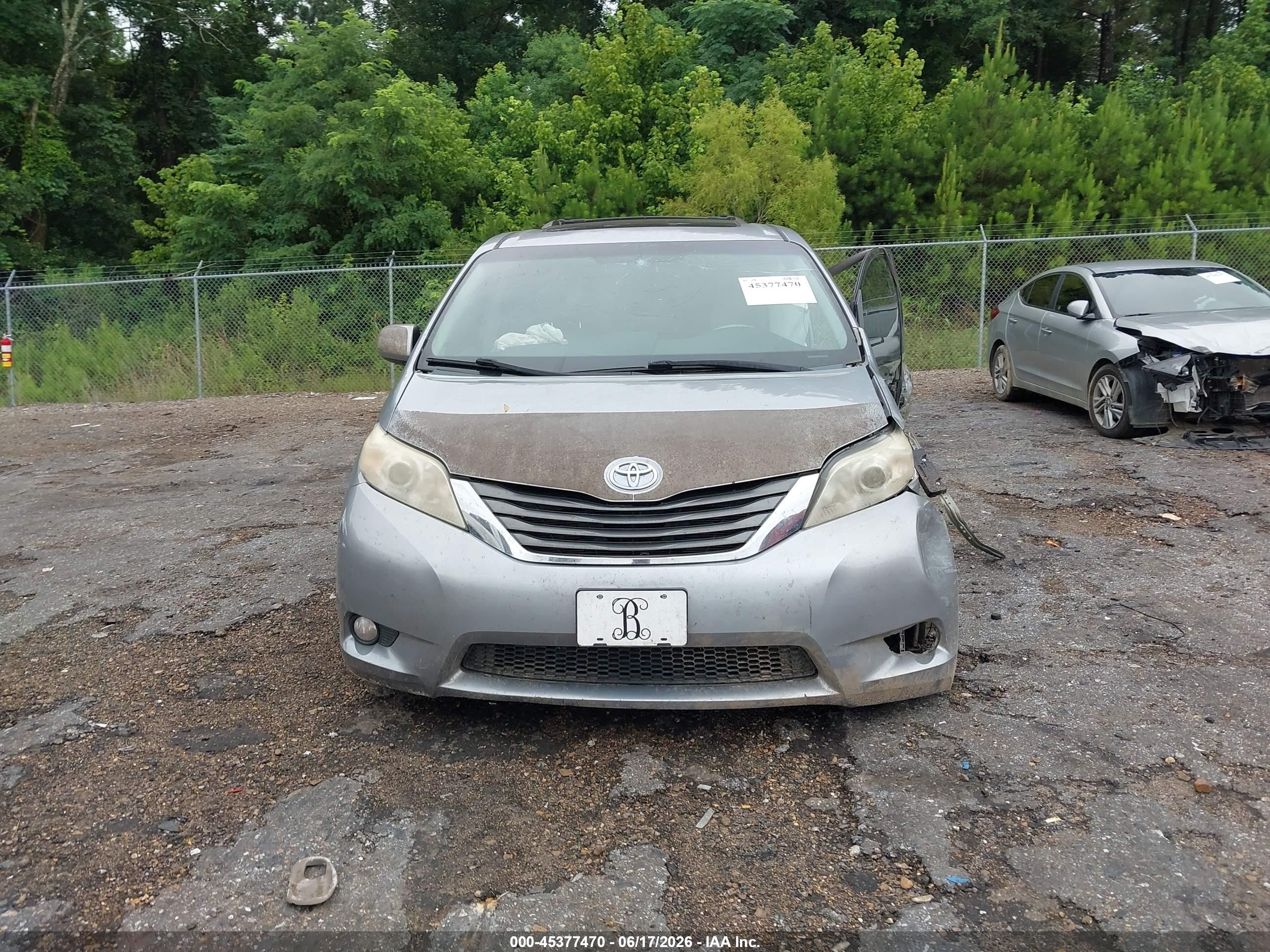 2012 Toyota Sienna Xle V6 8 Passenger Silver vin: 5TDYK3DC2CS192073