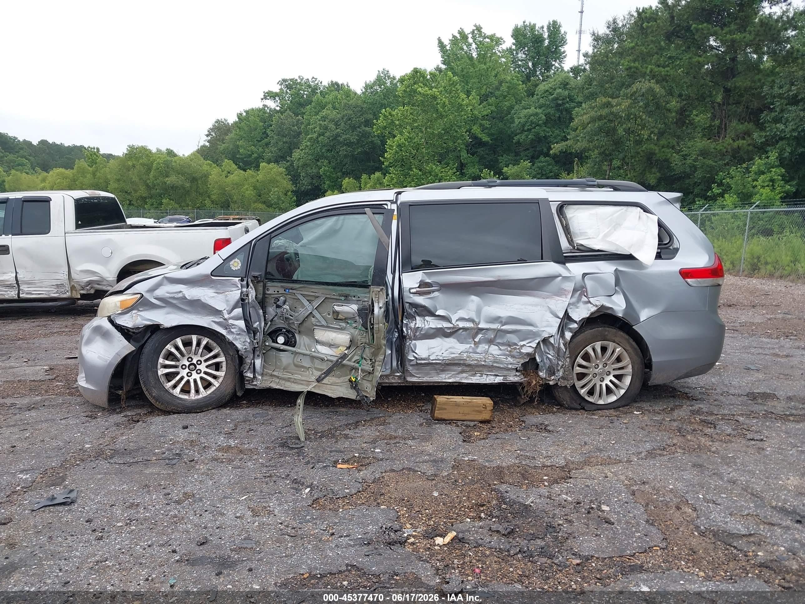 2012 Toyota Sienna Xle V6 8 Passenger Silver vin: 5TDYK3DC2CS192073