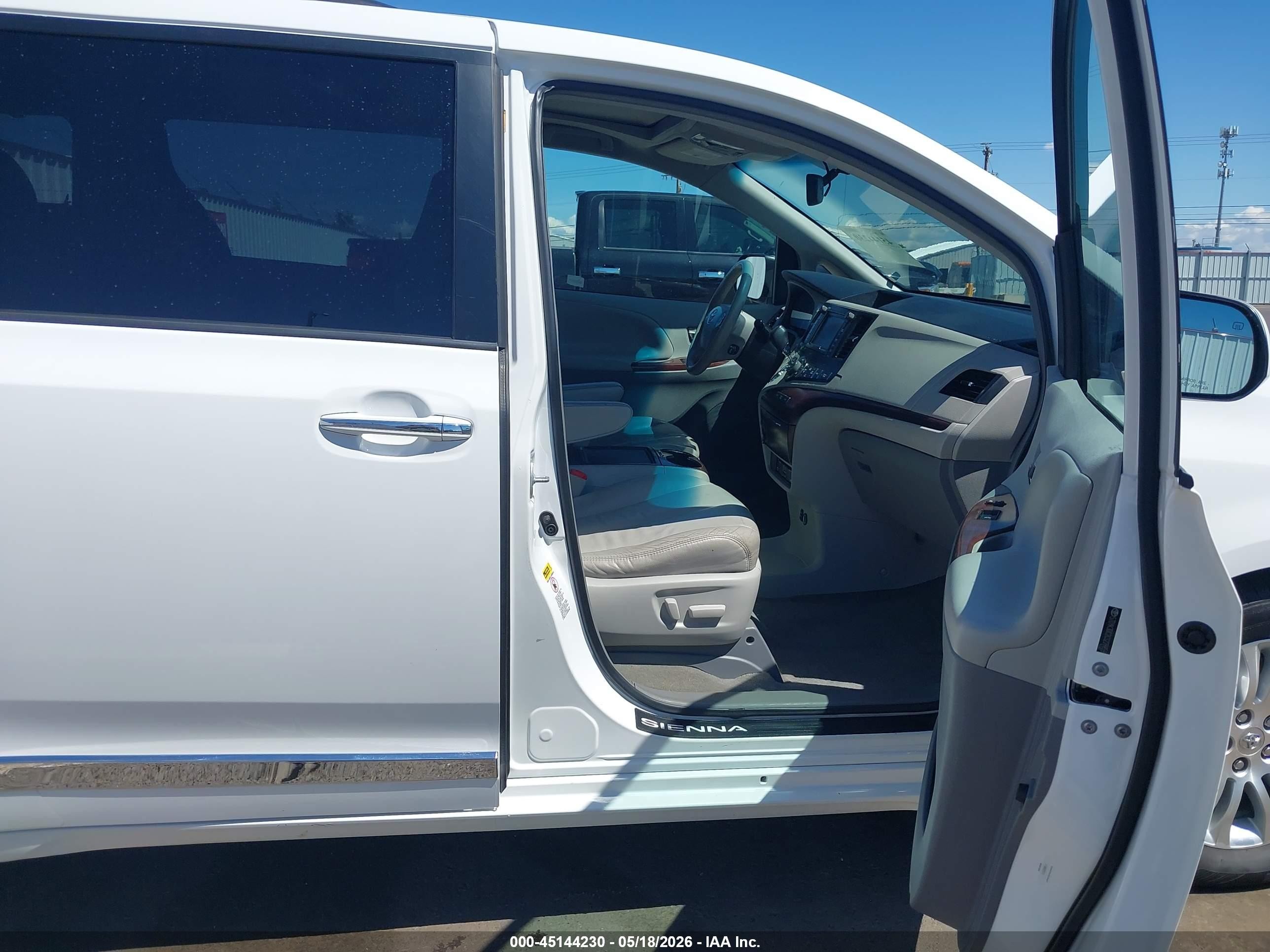 2012 Toyota Sienna Xle V6 8 Passenger White vin: 5TDYK3DC2CS228859
