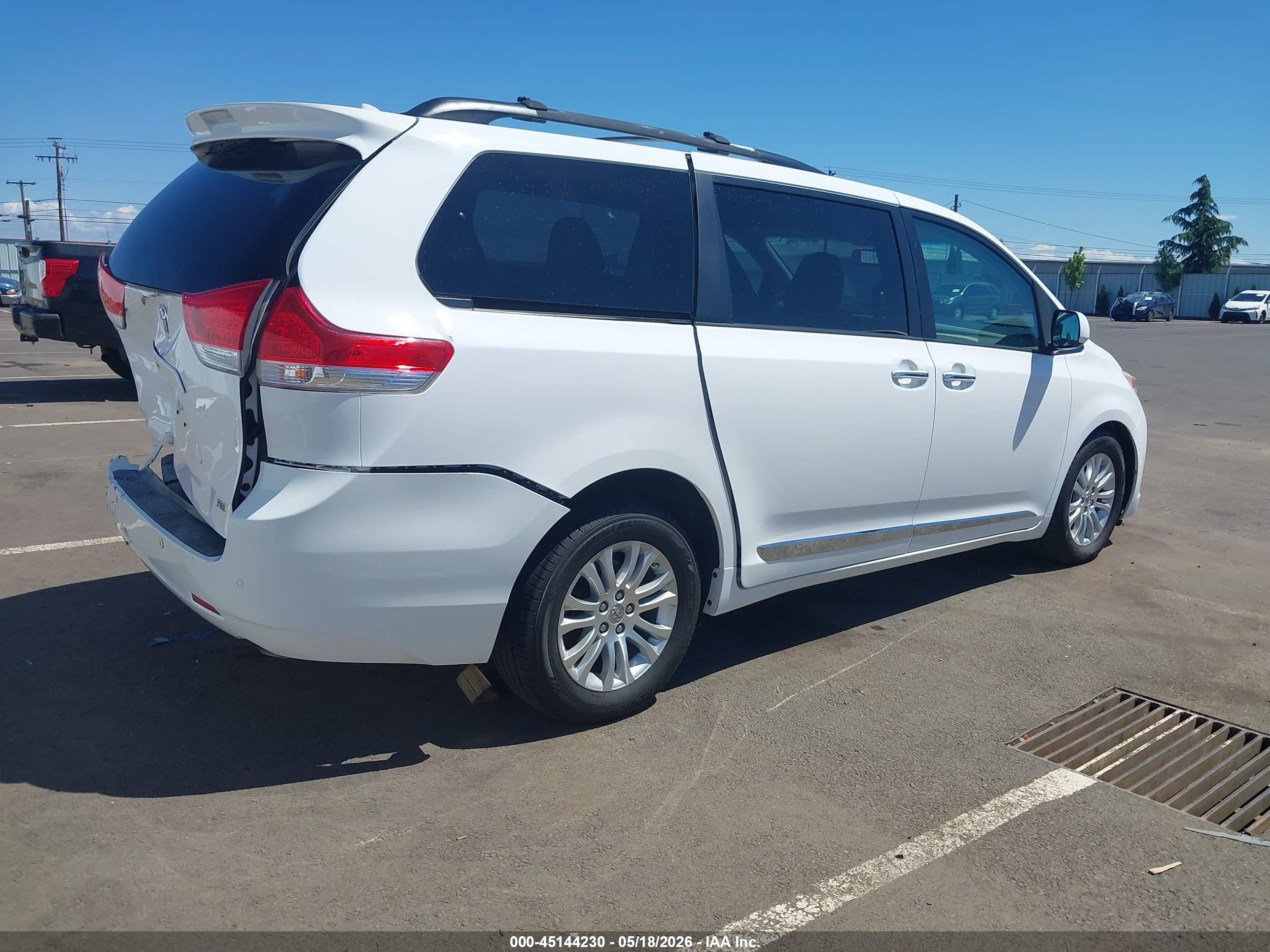 2012 Toyota Sienna Xle V6 8 Passenger White vin: 5TDYK3DC2CS228859