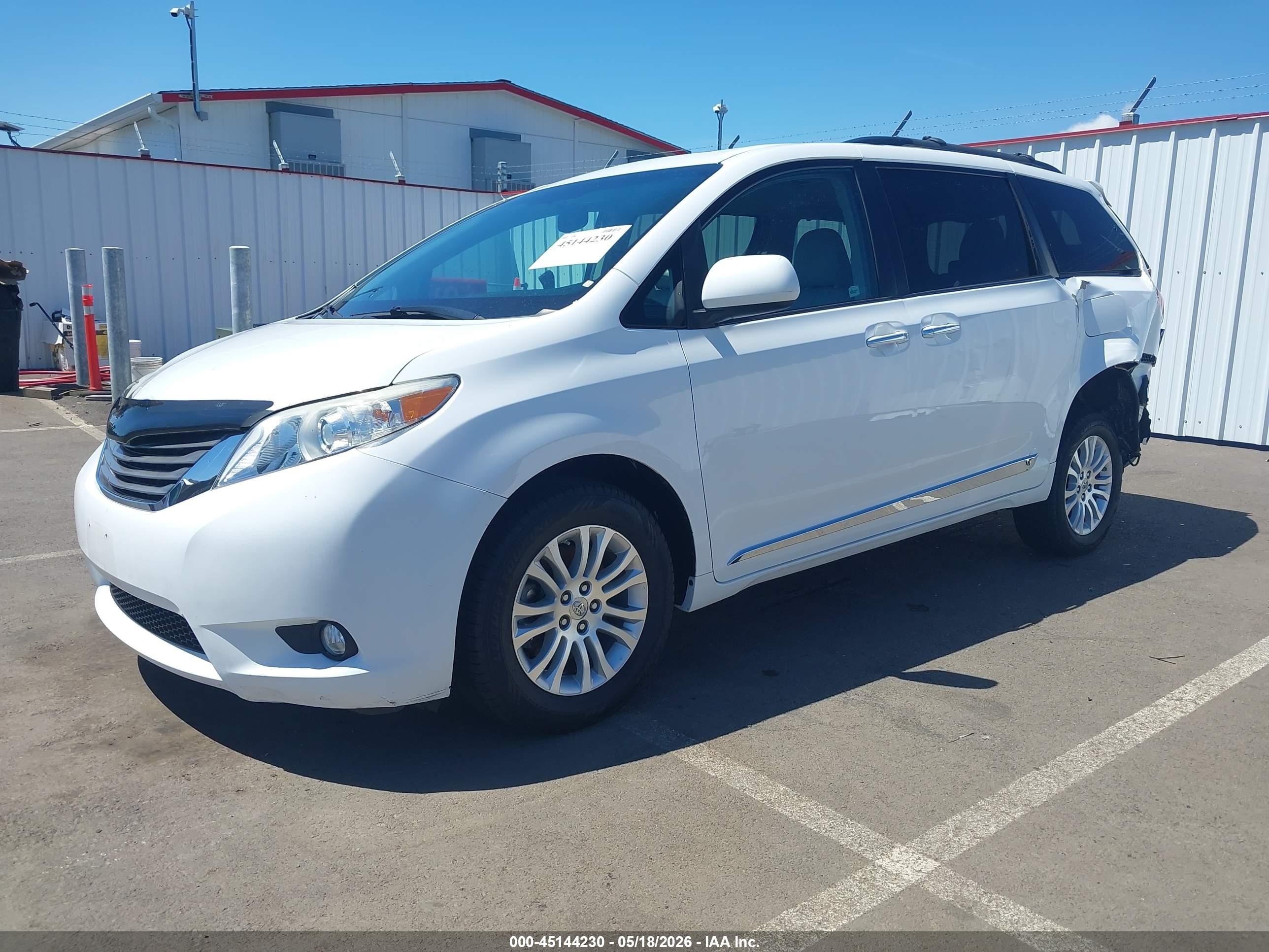 2012 Toyota Sienna Xle V6 8 Passenger White vin: 5TDYK3DC2CS228859