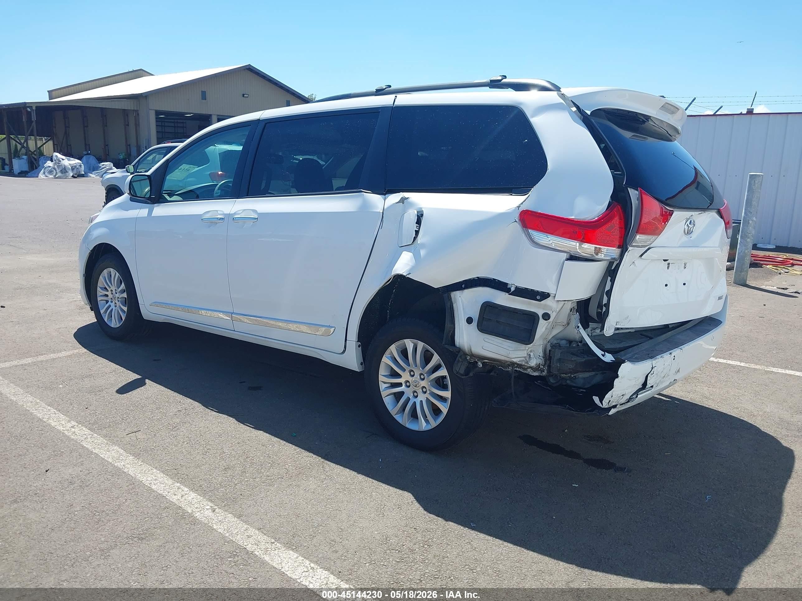 2012 Toyota Sienna Xle V6 8 Passenger White vin: 5TDYK3DC2CS228859