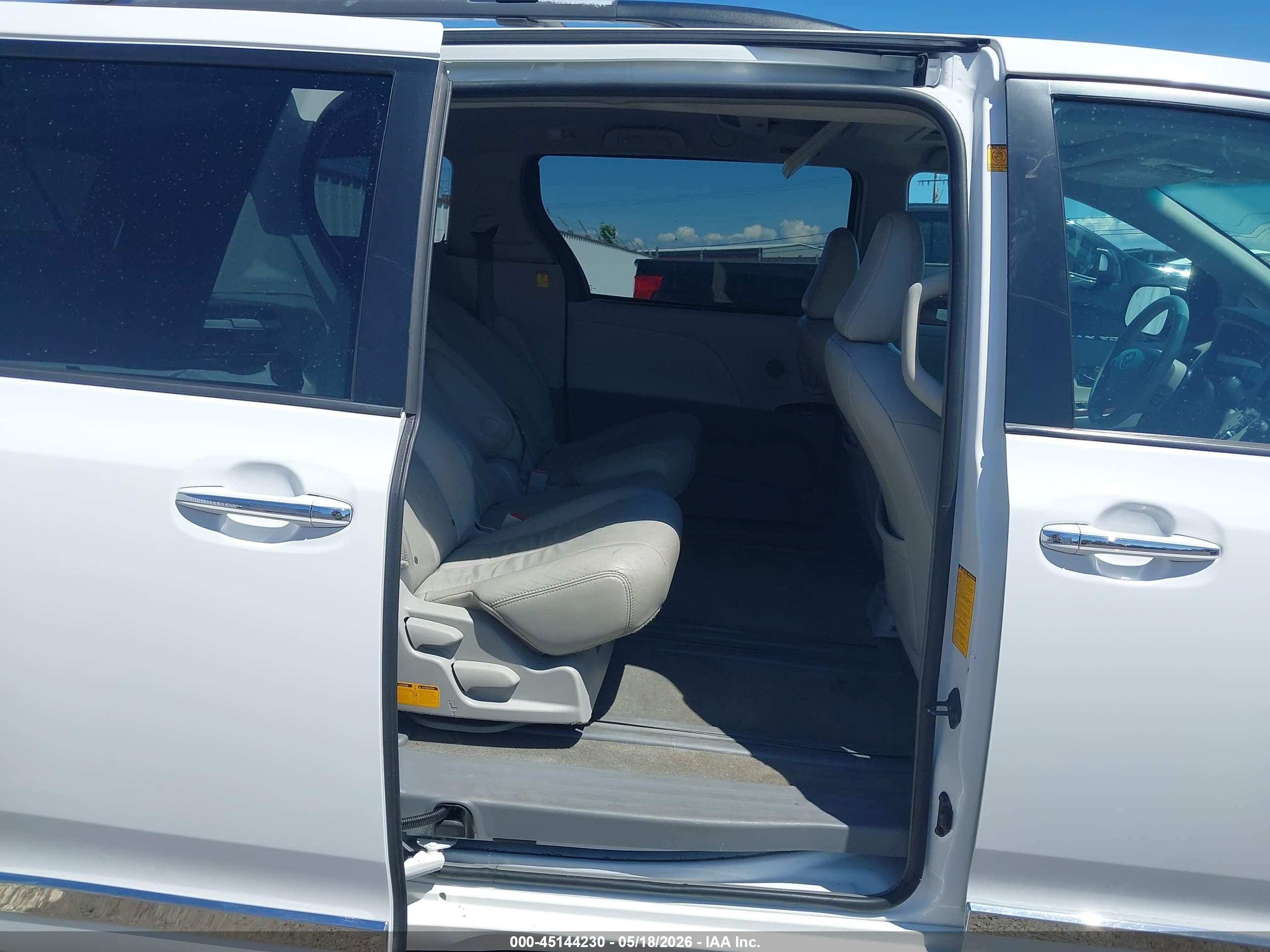 2012 Toyota Sienna Xle V6 8 Passenger White vin: 5TDYK3DC2CS228859