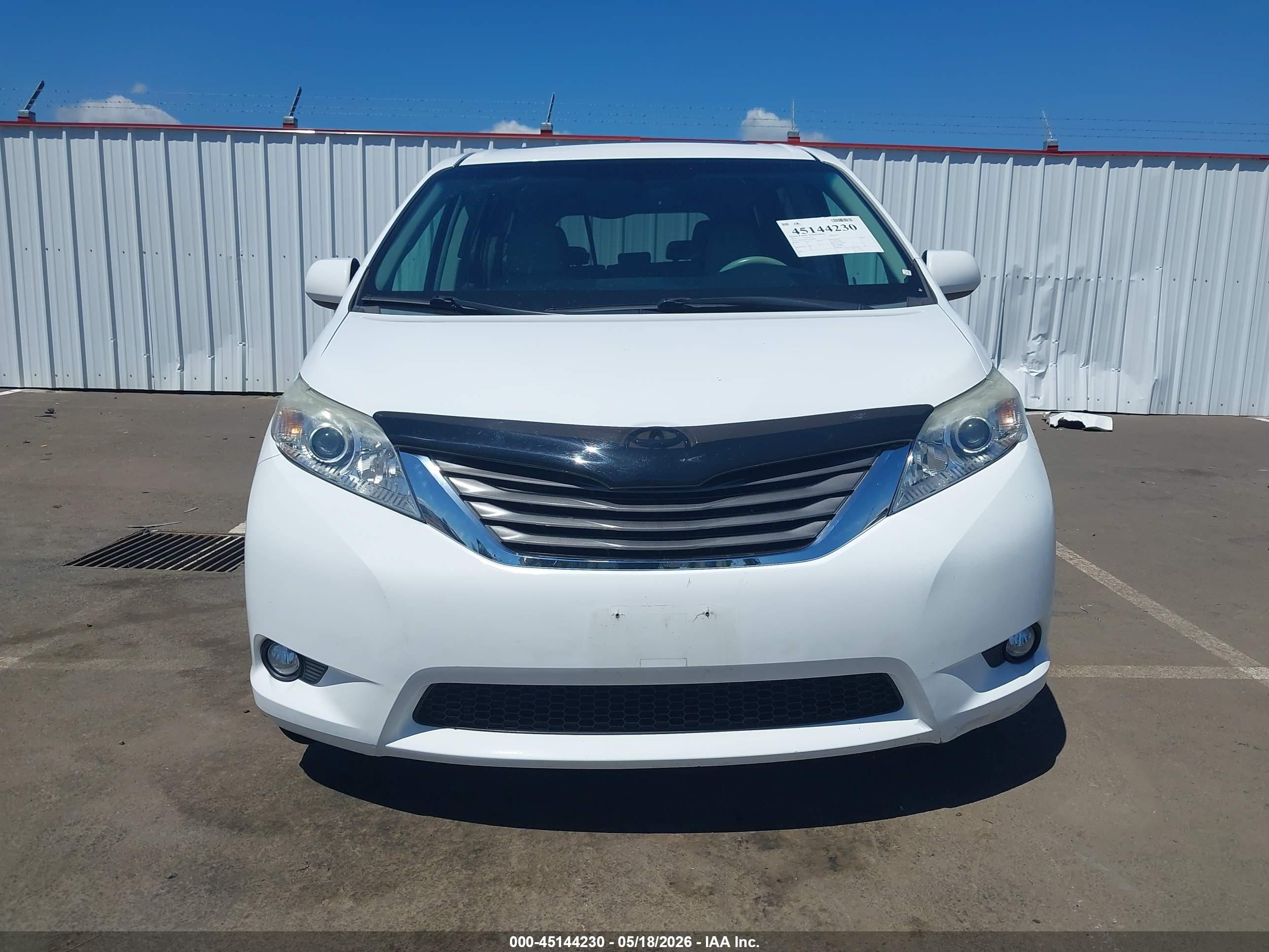 2012 Toyota Sienna Xle V6 8 Passenger White vin: 5TDYK3DC2CS228859