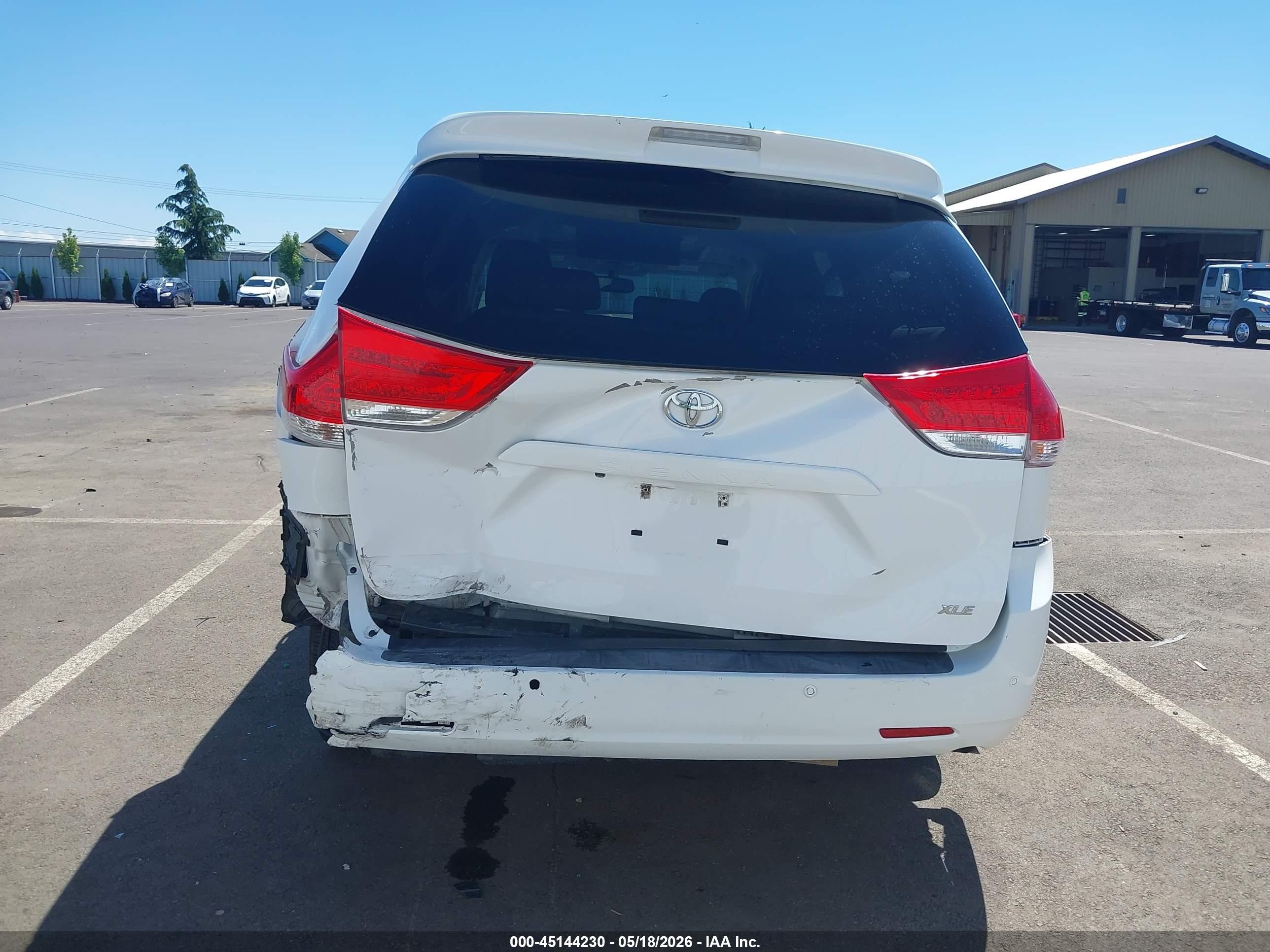 2012 Toyota Sienna Xle V6 8 Passenger White vin: 5TDYK3DC2CS228859